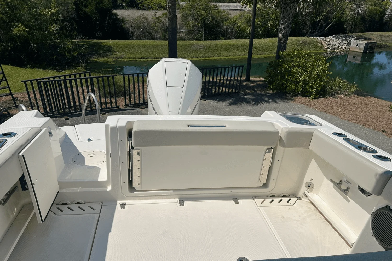 2022 Boston Whaler 240 VANTAGE Image Thumbnail #3