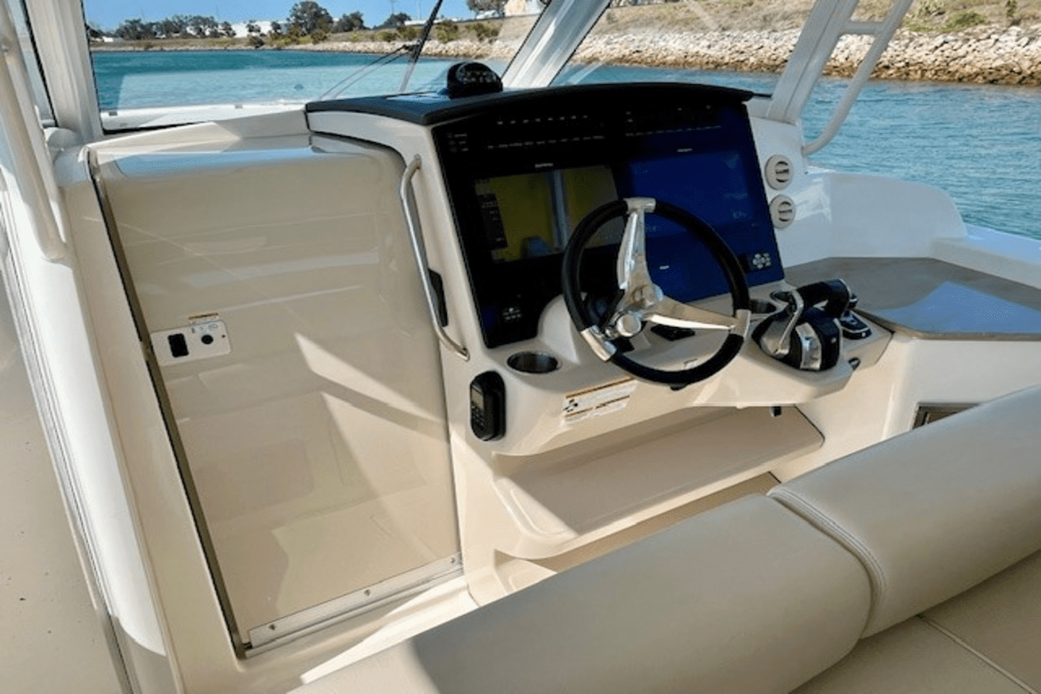 2022 Boston Whaler 350 EX REALM Image Thumbnail #16