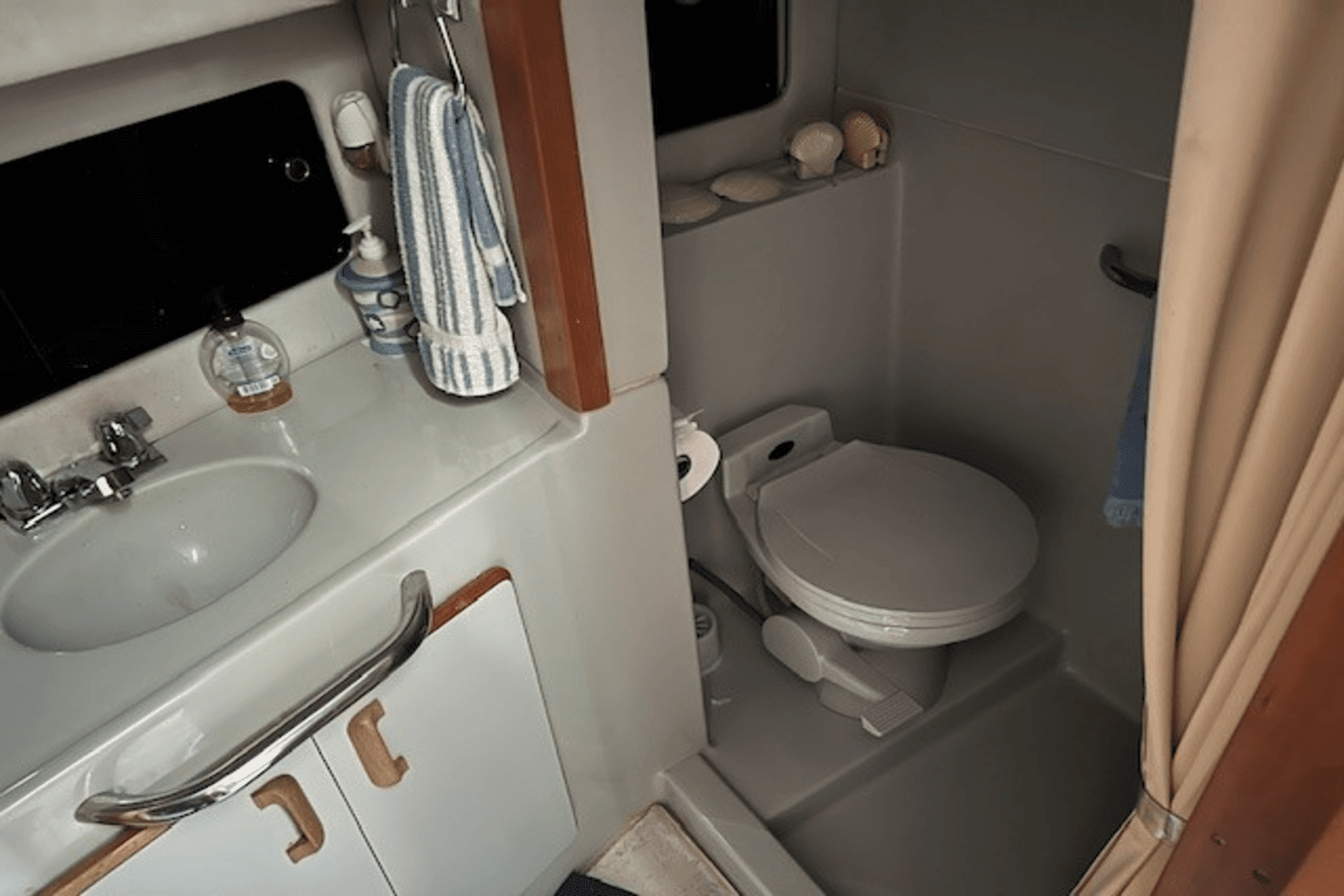 1990 Sea Ray 380 AFT CABIN Image Thumbnail #22