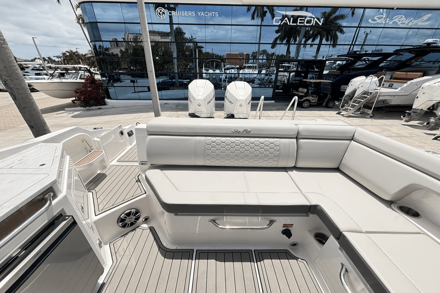 2025 Sea Ray SDX 290 Outboard Image Thumbnail #18