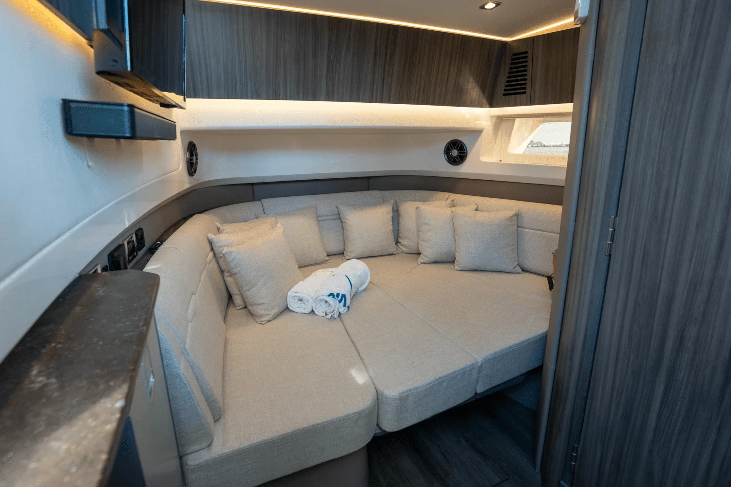 2023 Sea Ray 400 SLX OB Image Thumbnail #14