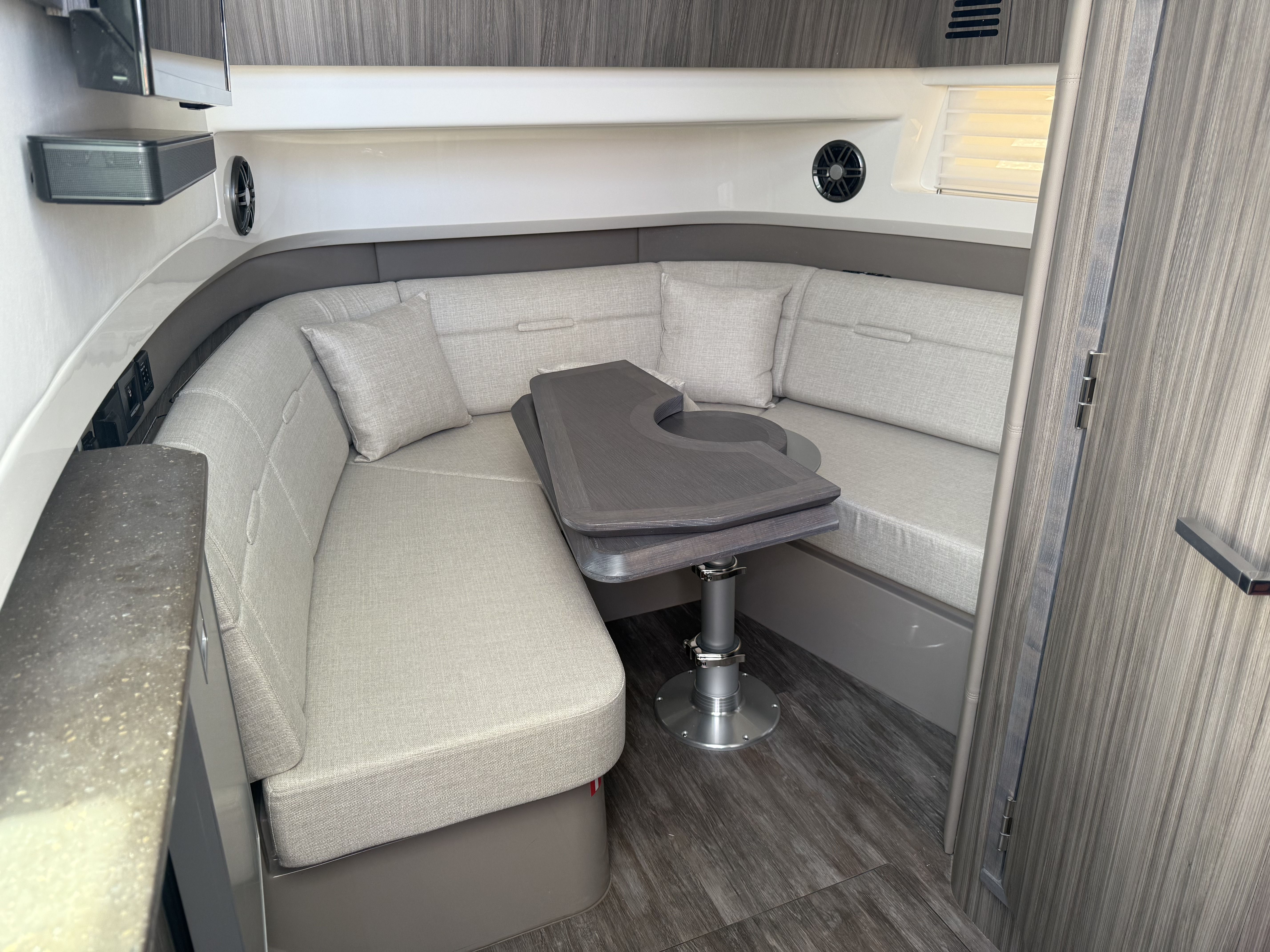 2026 Sea Ray SLX 400 Outboard Image Thumbnail #19