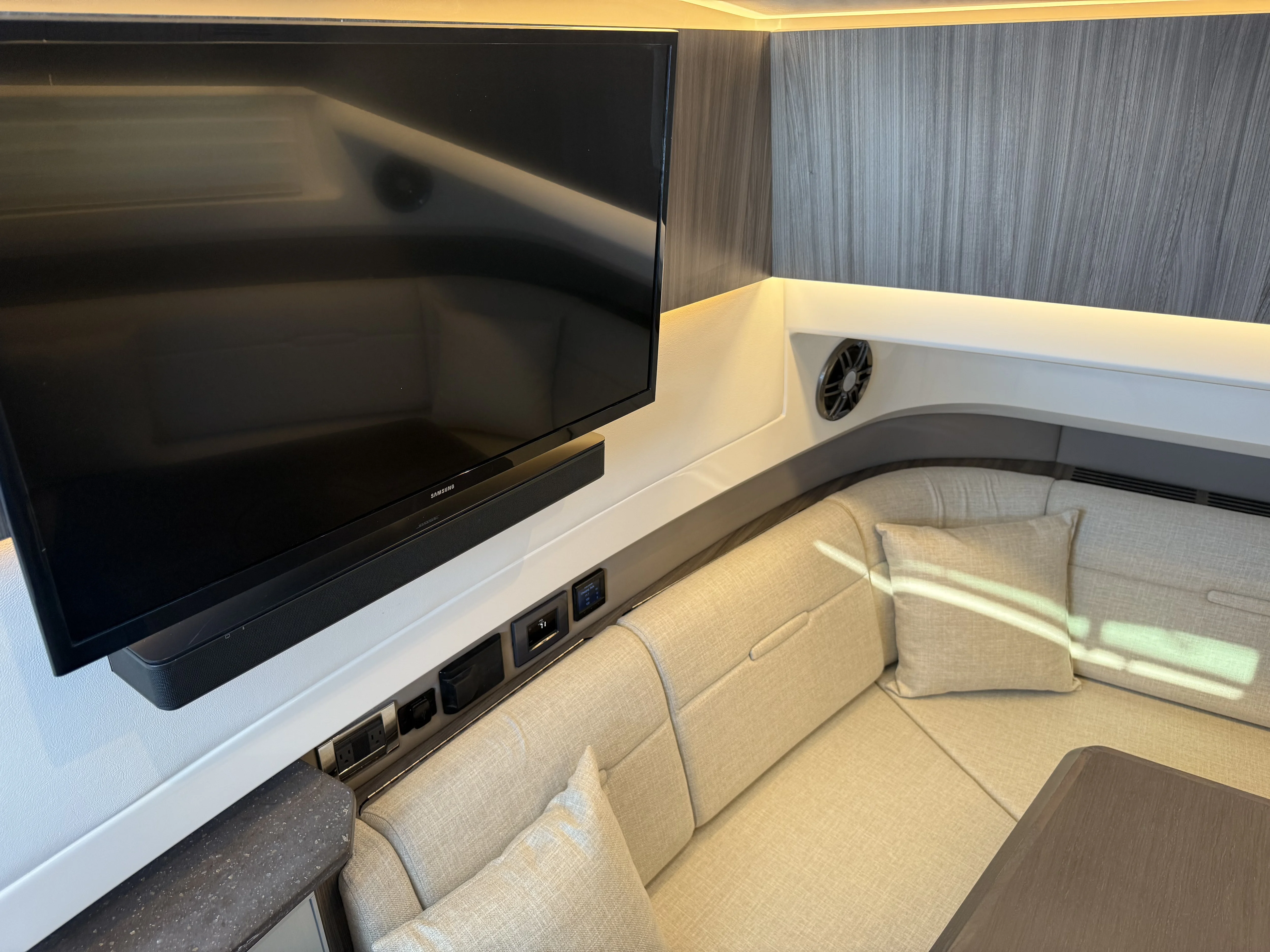 2026 Sea Ray SLX 400 Outboard Image Thumbnail #20