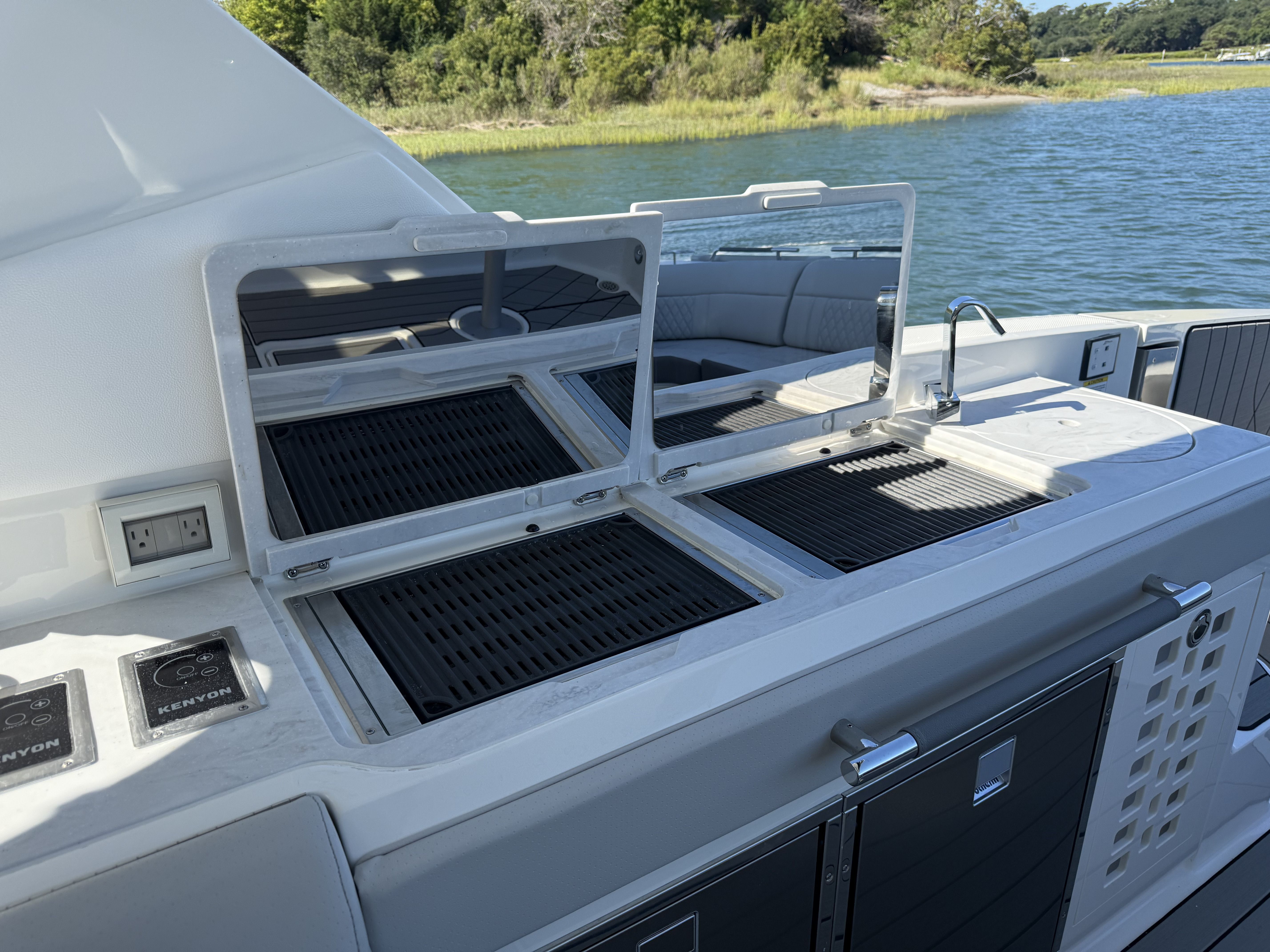 2026 Sea Ray SLX 400 Outboard Image Thumbnail #10