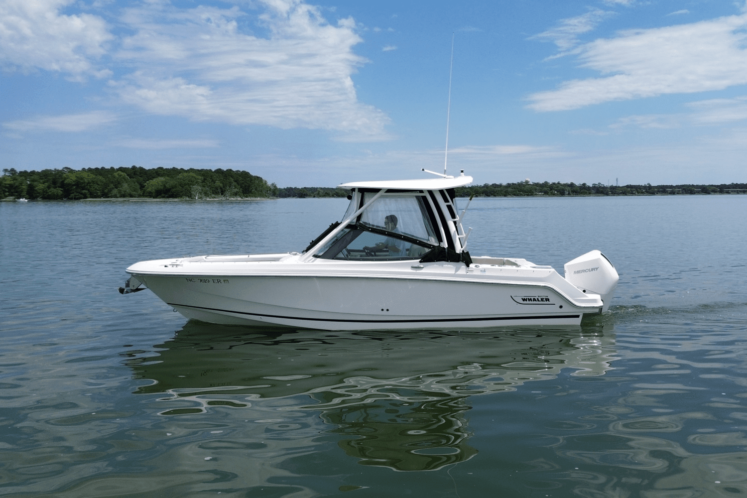 2021 Boston Whaler 240 VANTAGE Image Thumbnail #2