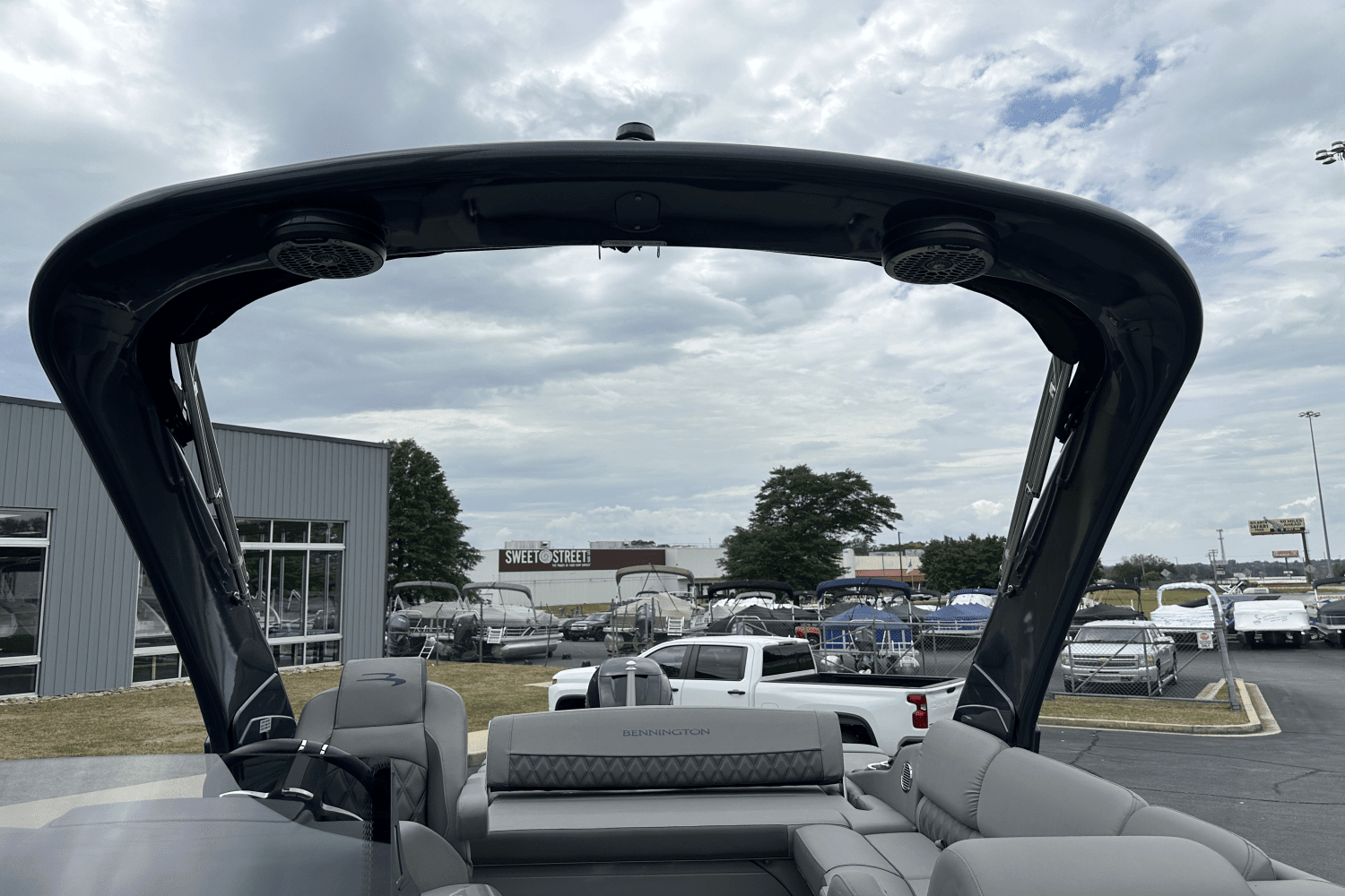 2023 Bennington 25QSBA Image Thumbnail #10