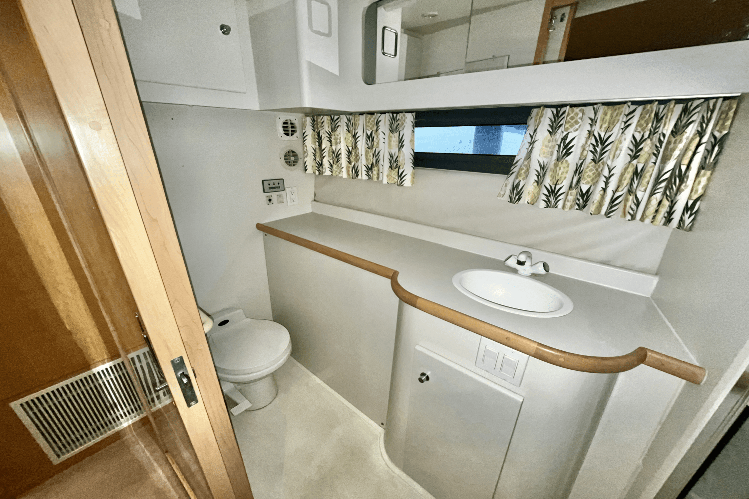 1995 Carver Yachts 440 AFT CABIN MOTOR YACHT Image Thumbnail #46