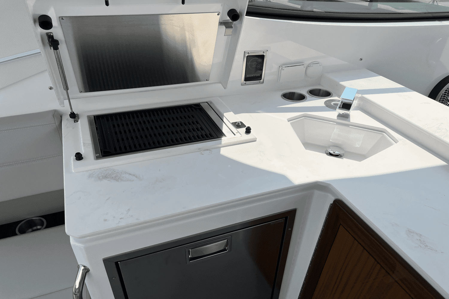 2024 Cruisers Yachts 38 GLS Image Thumbnail #9