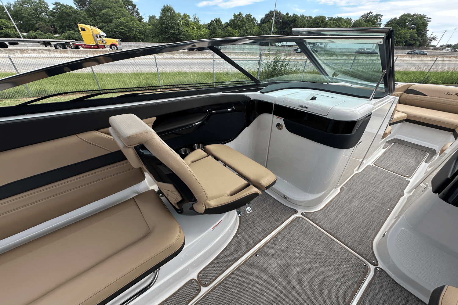 2026 Sea Ray SLX 260 Image Thumbnail #13