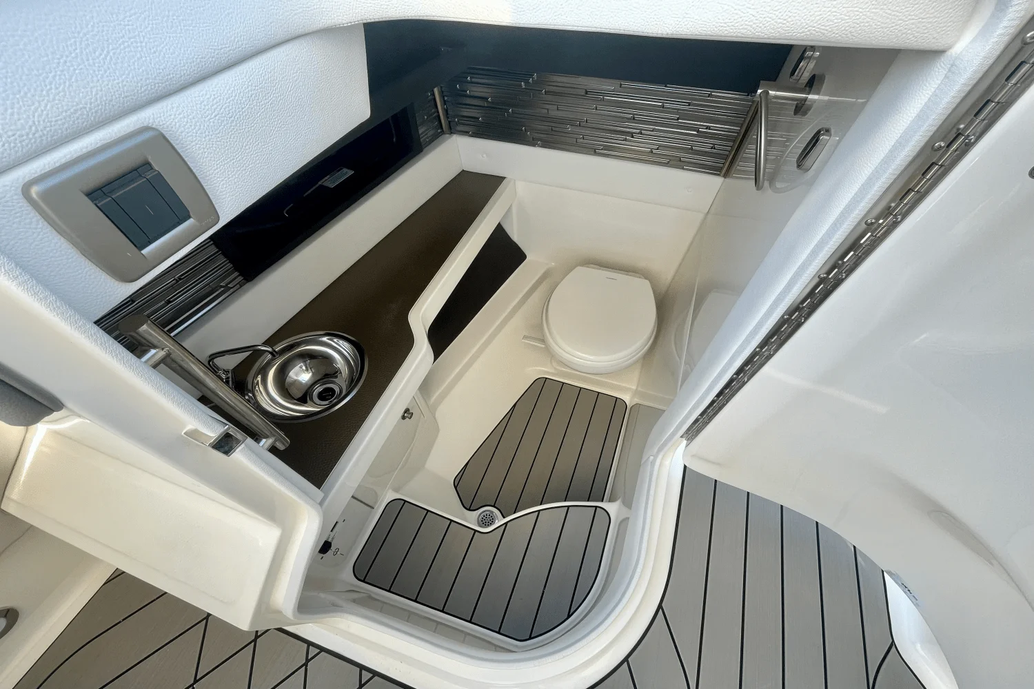 2026 Sea Ray SLX 310 Outboard Image Thumbnail #18