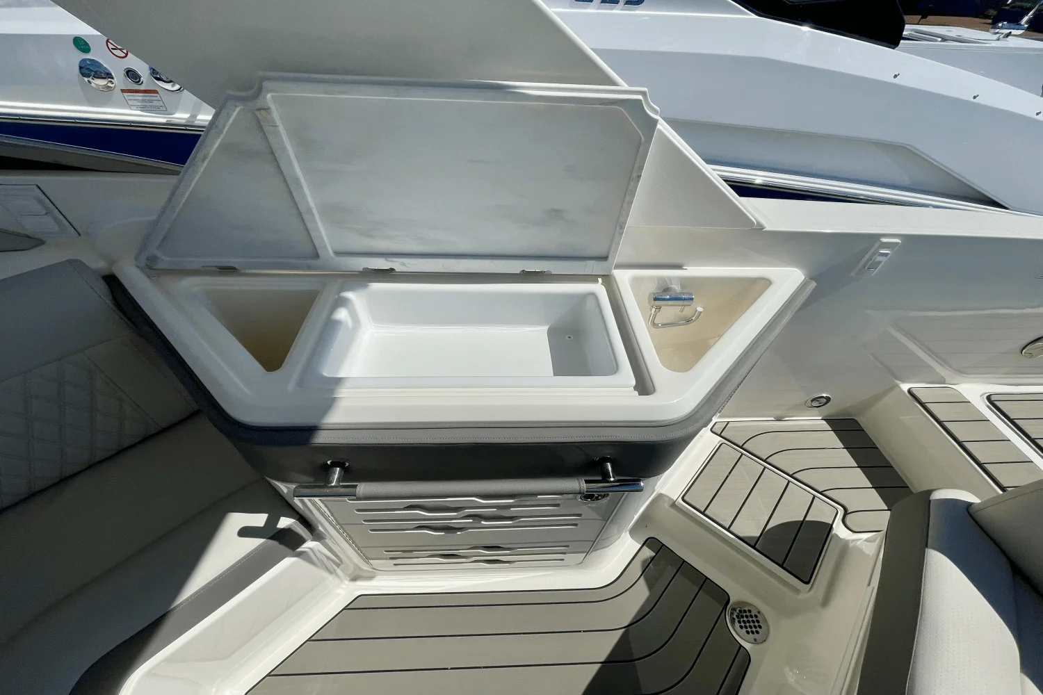 2026 Sea Ray SLX 310 Outboard Image Thumbnail #10