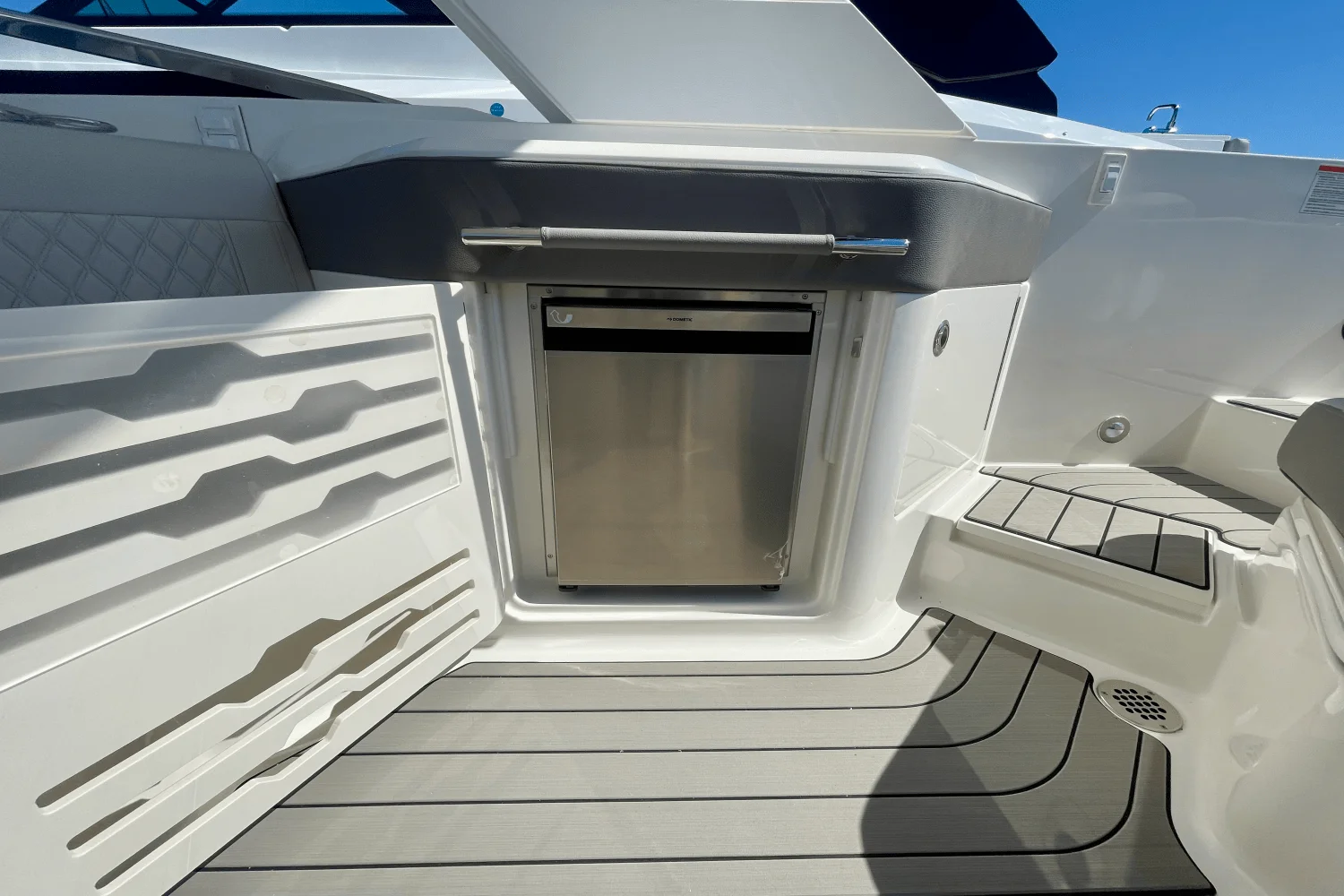 2026 Sea Ray SLX 310 Outboard Image Thumbnail #9