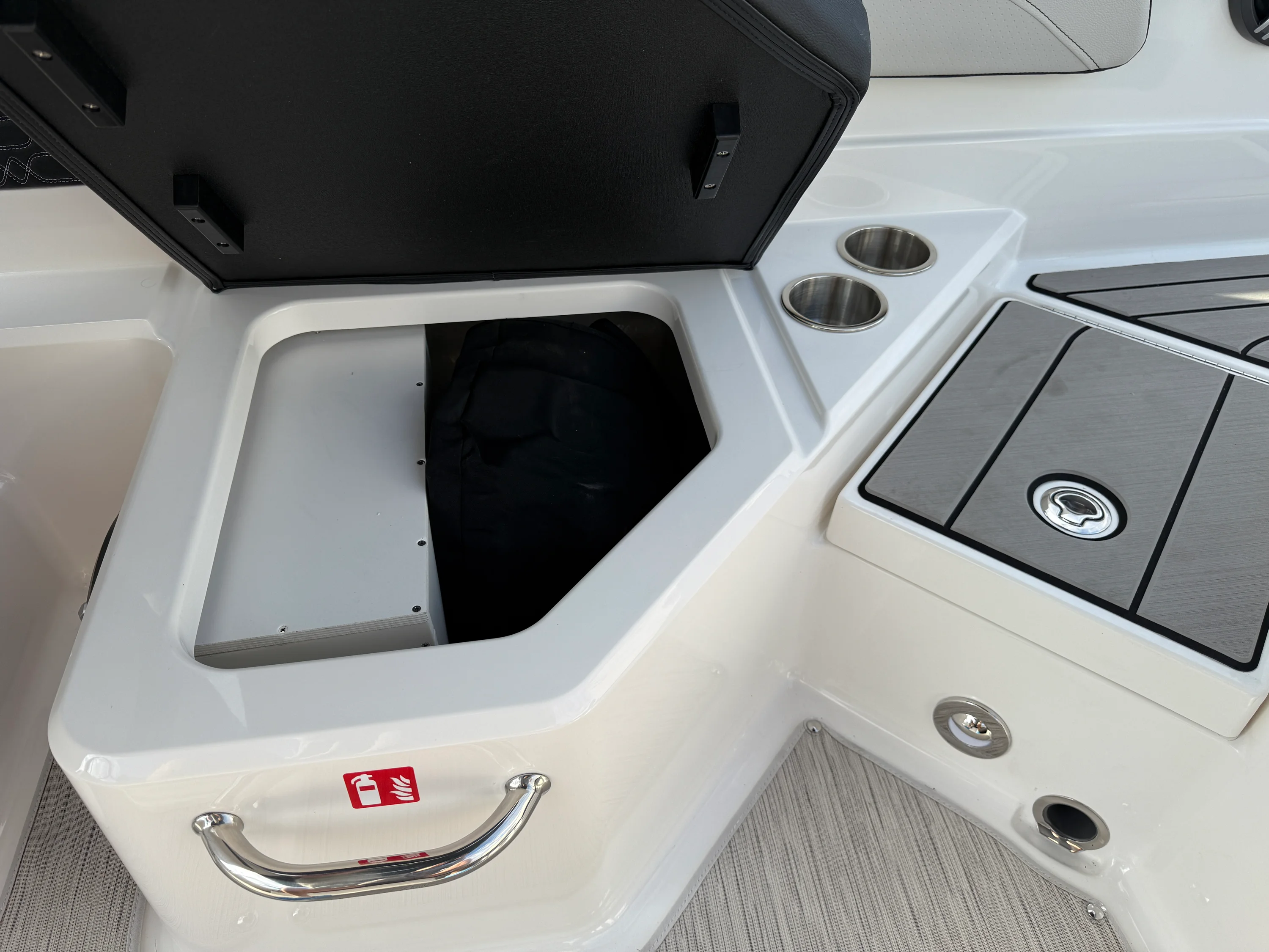 2026 Sea Ray SPX 210 Outboard Image Thumbnail #6