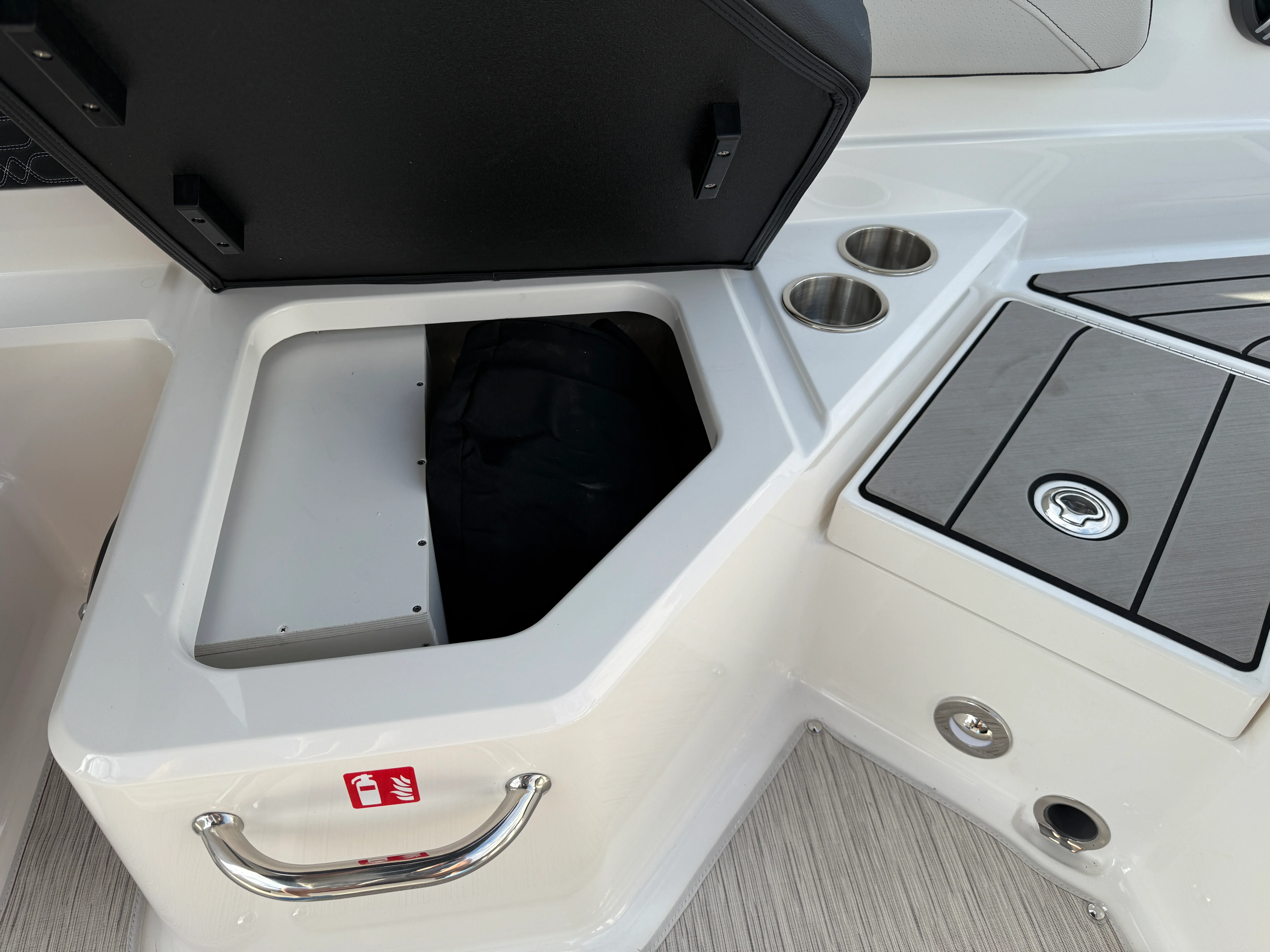 2026 Sea Ray SPX 210 Outboard Image Thumbnail #6