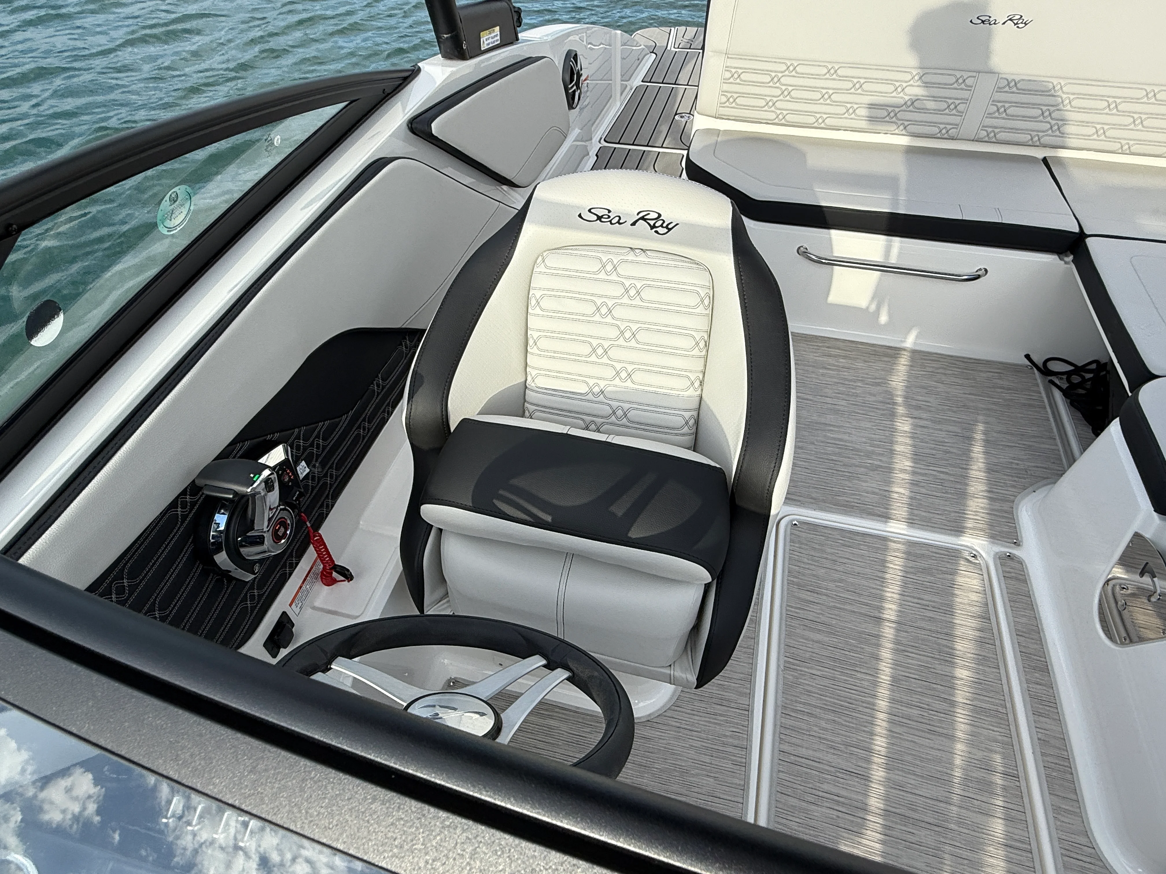 2026 Sea Ray SPX 210 Outboard Image Thumbnail #12