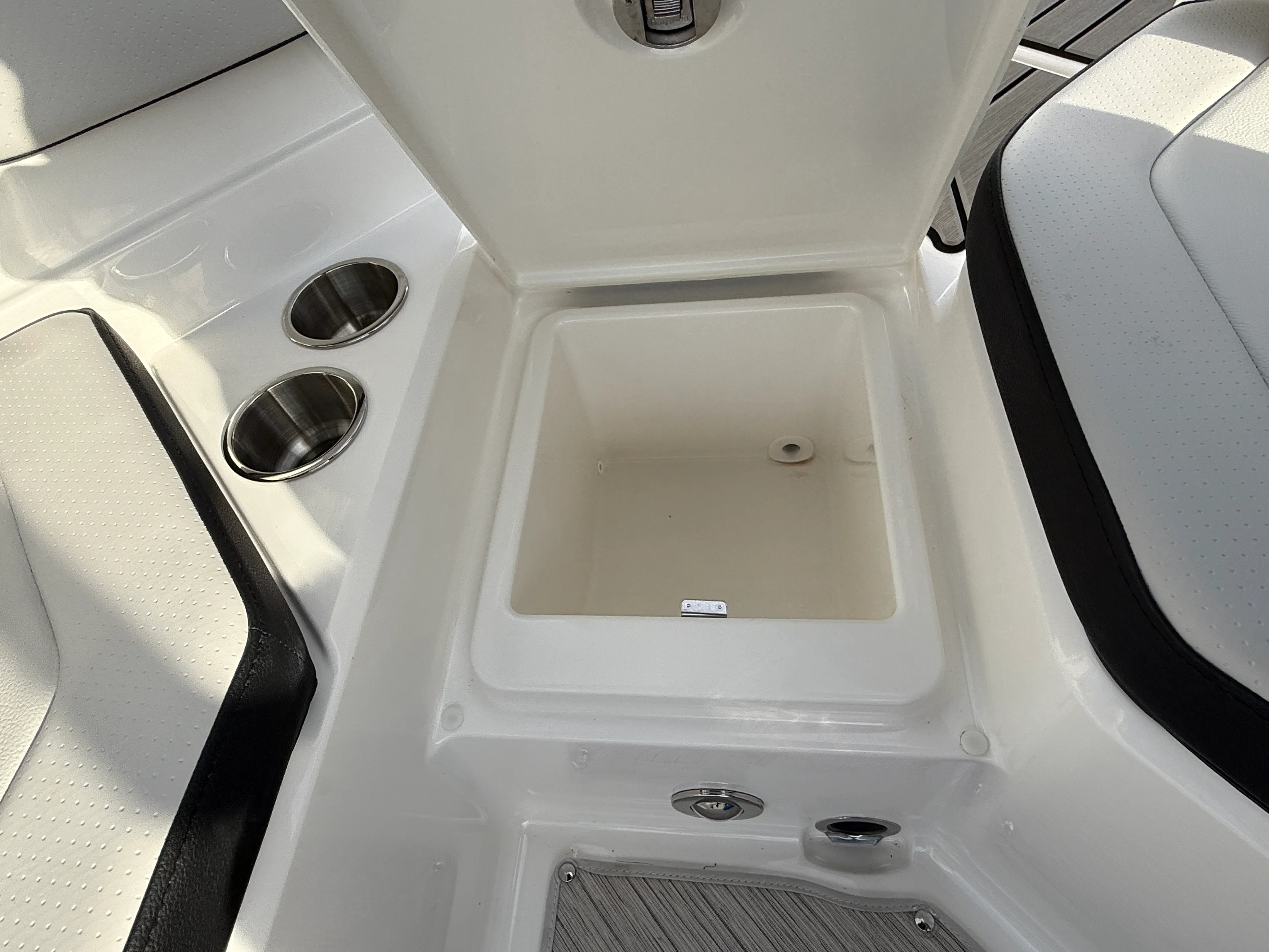 2026 Sea Ray SPX 210 Outboard Image Thumbnail #7