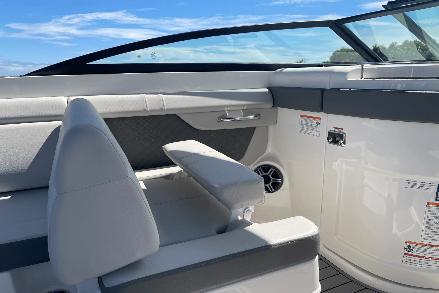 2026 Sea Ray SDX 290 Outboard Image Thumbnail #12