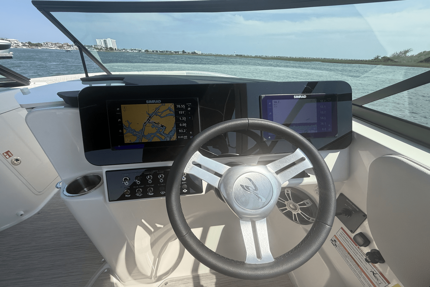 2025 Sea Ray SDX 250 Outboard Image Thumbnail #12