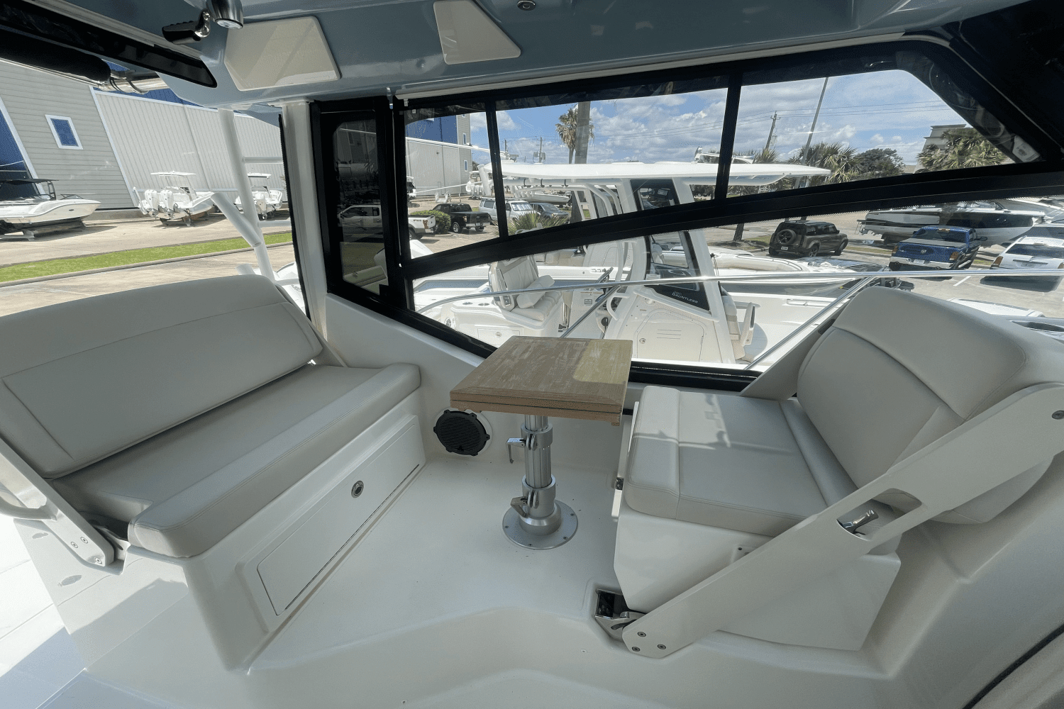 2024 Boston Whaler 325 CONQUEST Image Thumbnail #10