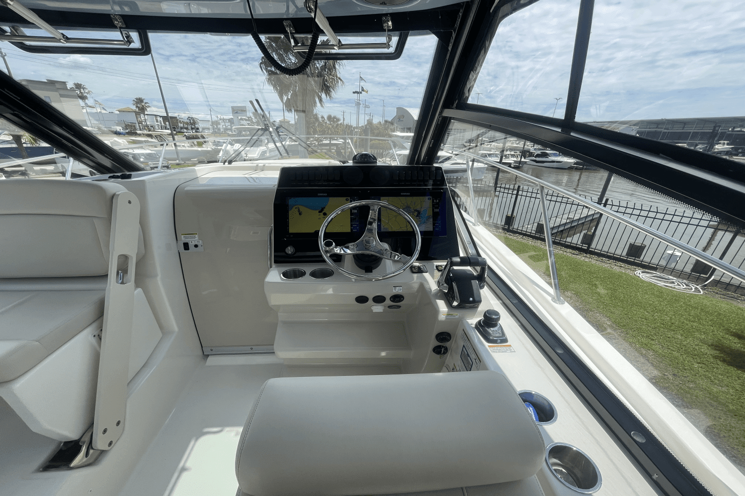 2024 Boston Whaler 325 CONQUEST Image Thumbnail #8