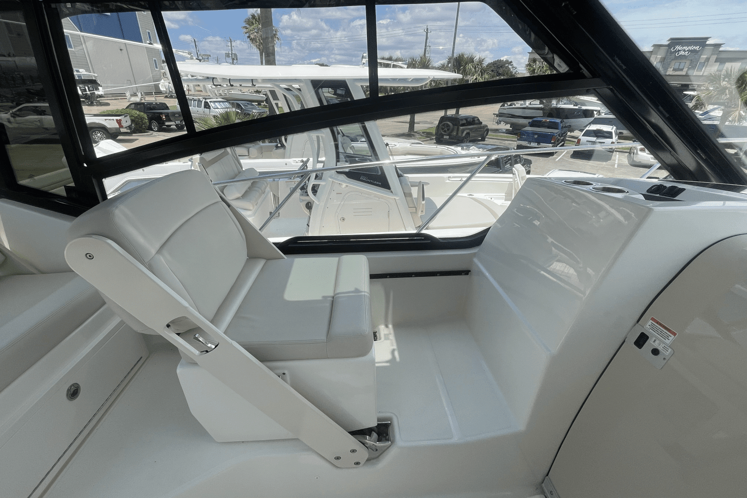 2024 Boston Whaler 325 CONQUEST Image Thumbnail #11