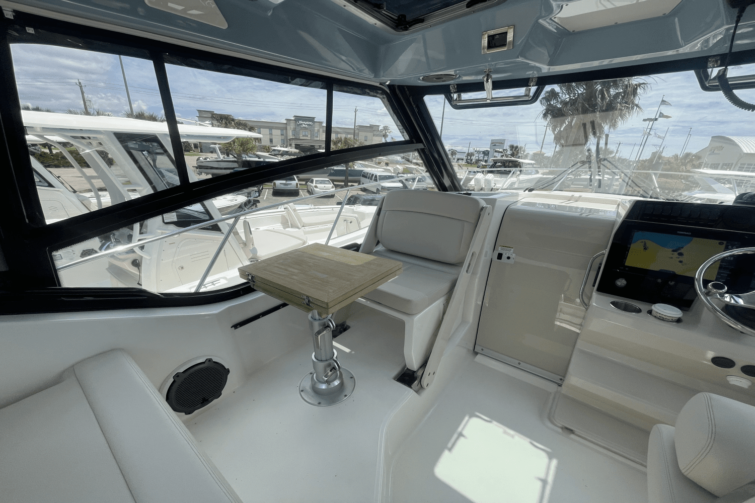 2024 Boston Whaler 325 CONQUEST Image Thumbnail #9