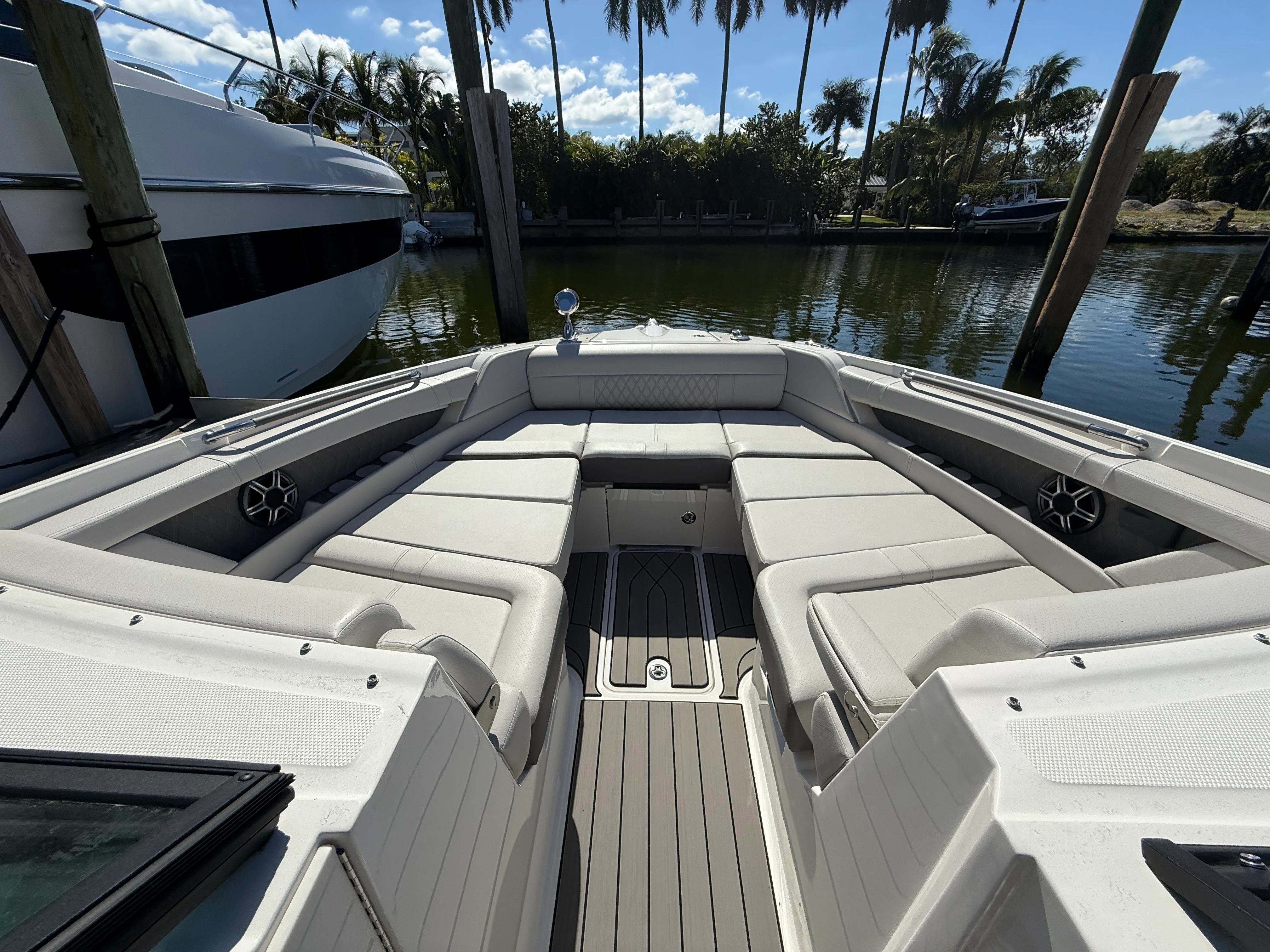 2026 Sea Ray SLX 350 Outboard Image Thumbnail #21