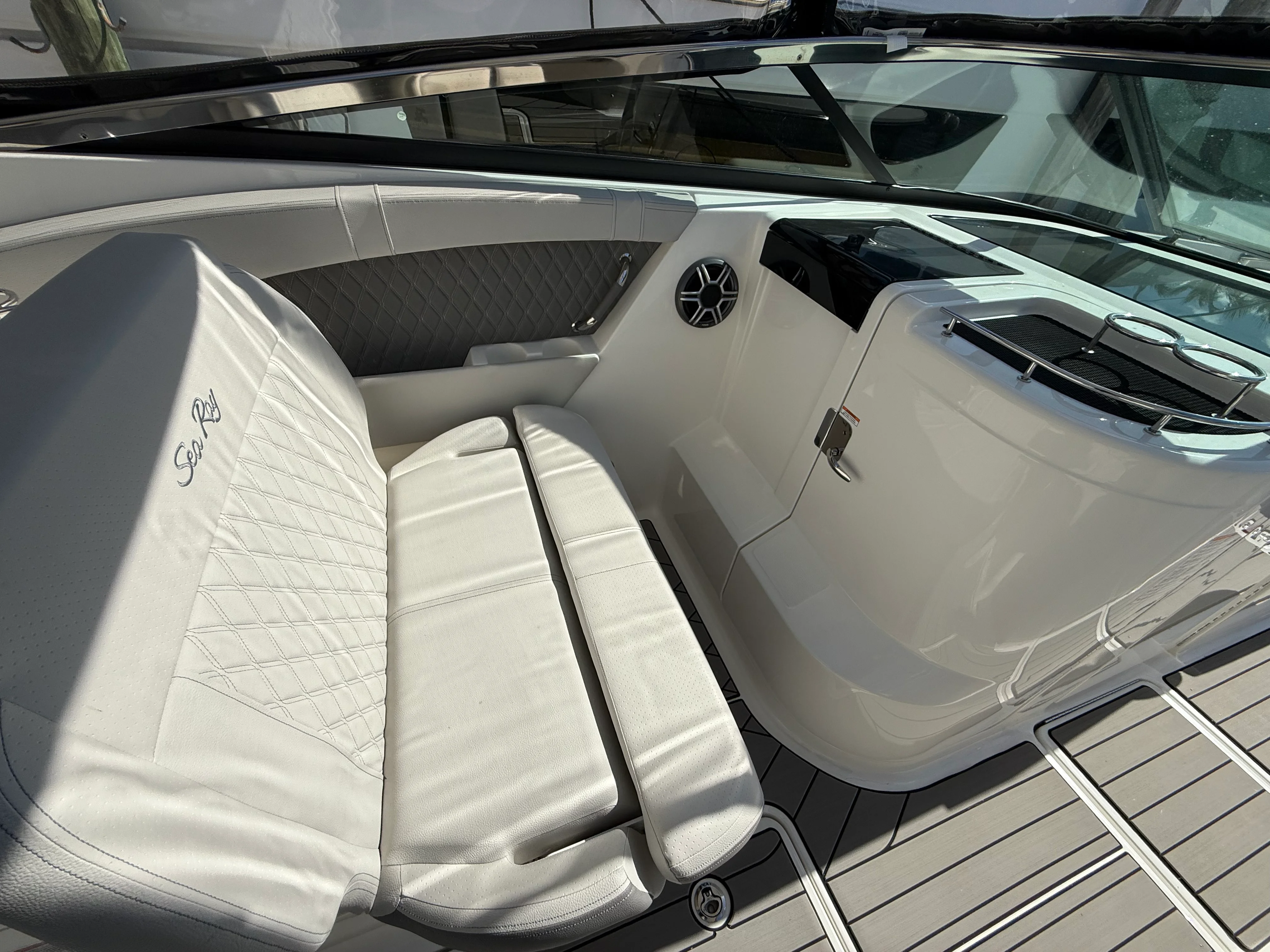 2026 Sea Ray SLX 350 Outboard Image Thumbnail #10