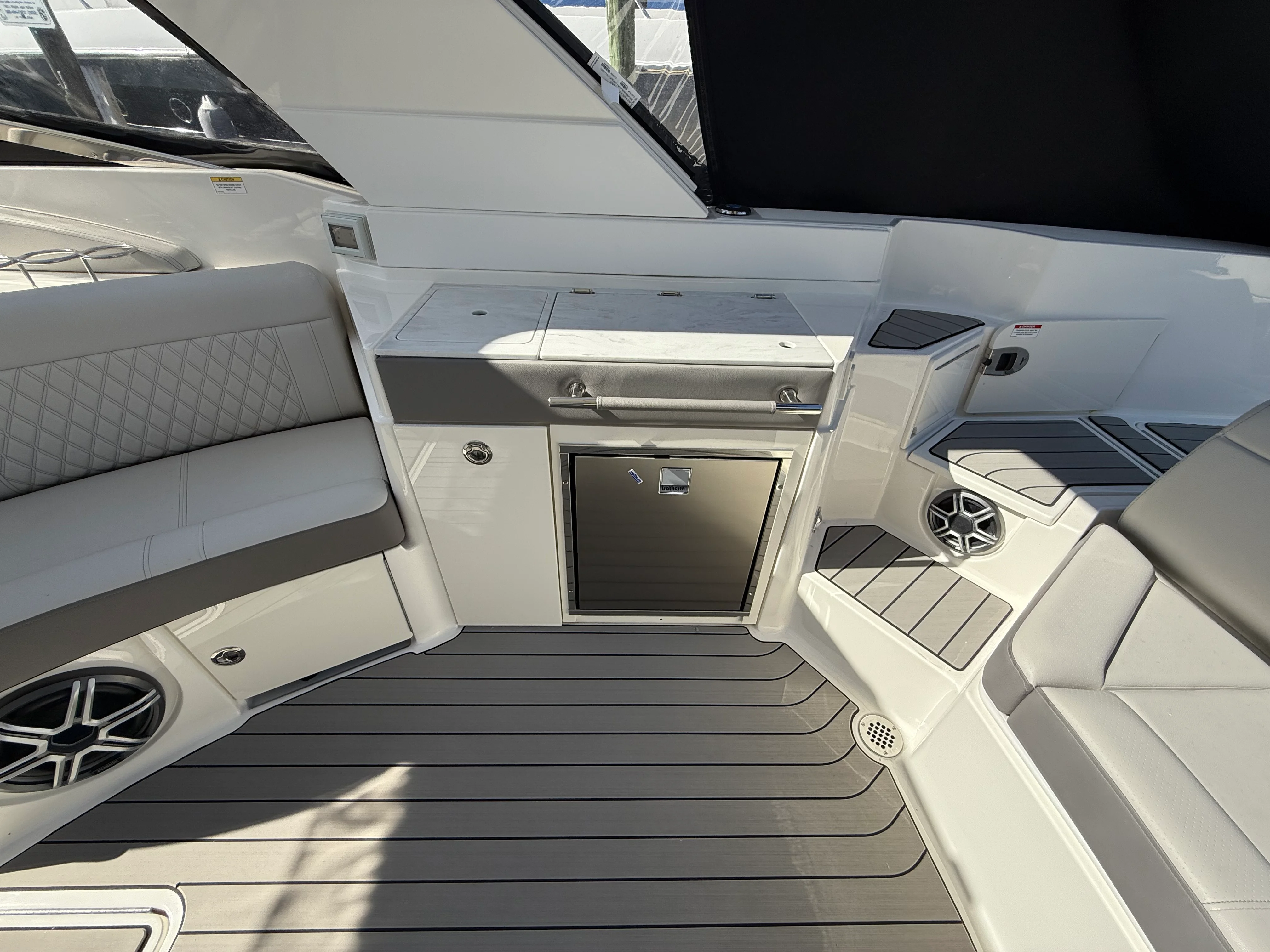 2026 Sea Ray SLX 350 Outboard Image Thumbnail #6