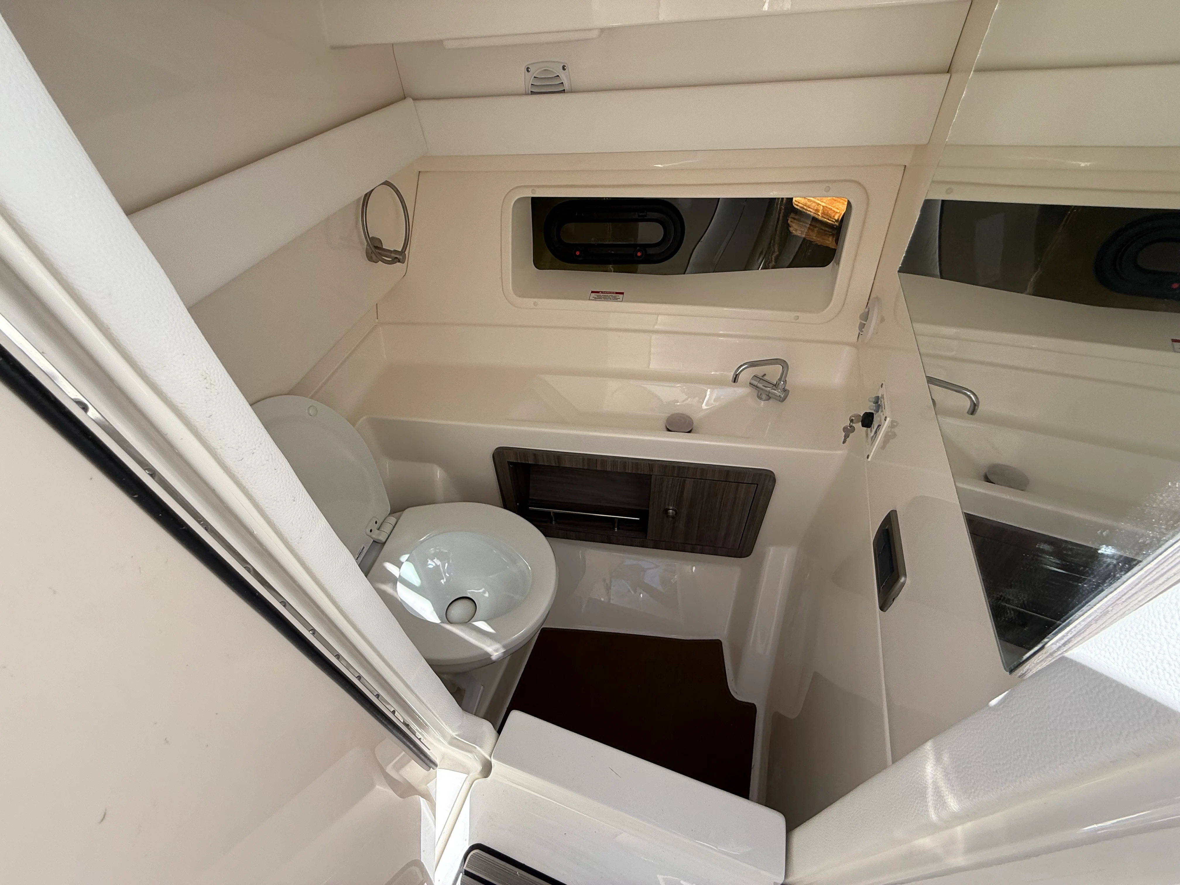 2026 Sea Ray SLX 350 Outboard Image Thumbnail #20