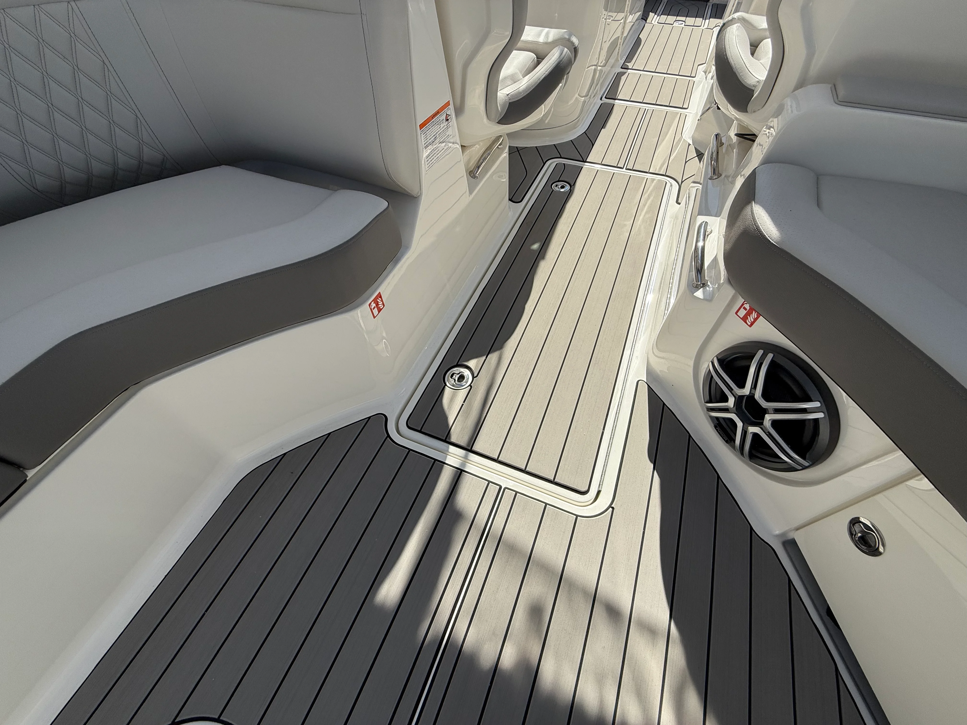 2026 Sea Ray SLX 350 Outboard Image Thumbnail #27