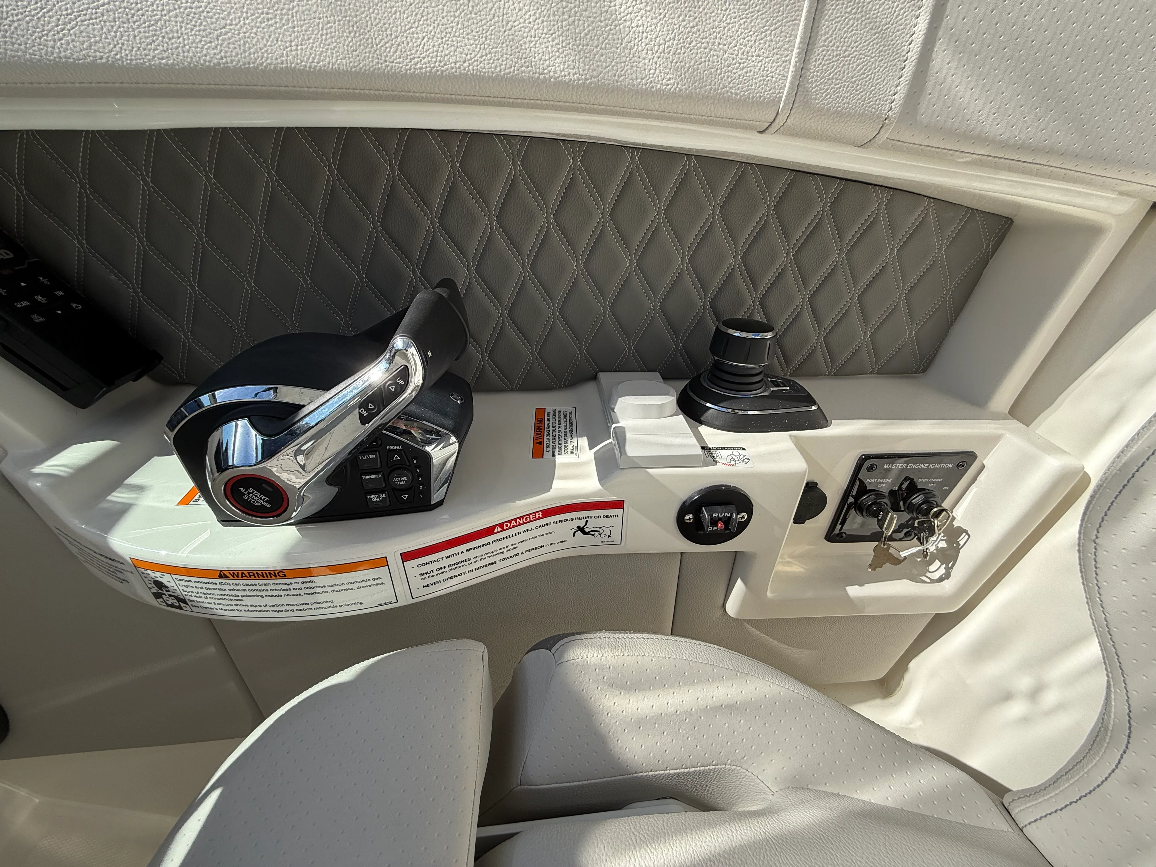 2026 Sea Ray SLX 350 Outboard Image Thumbnail #16