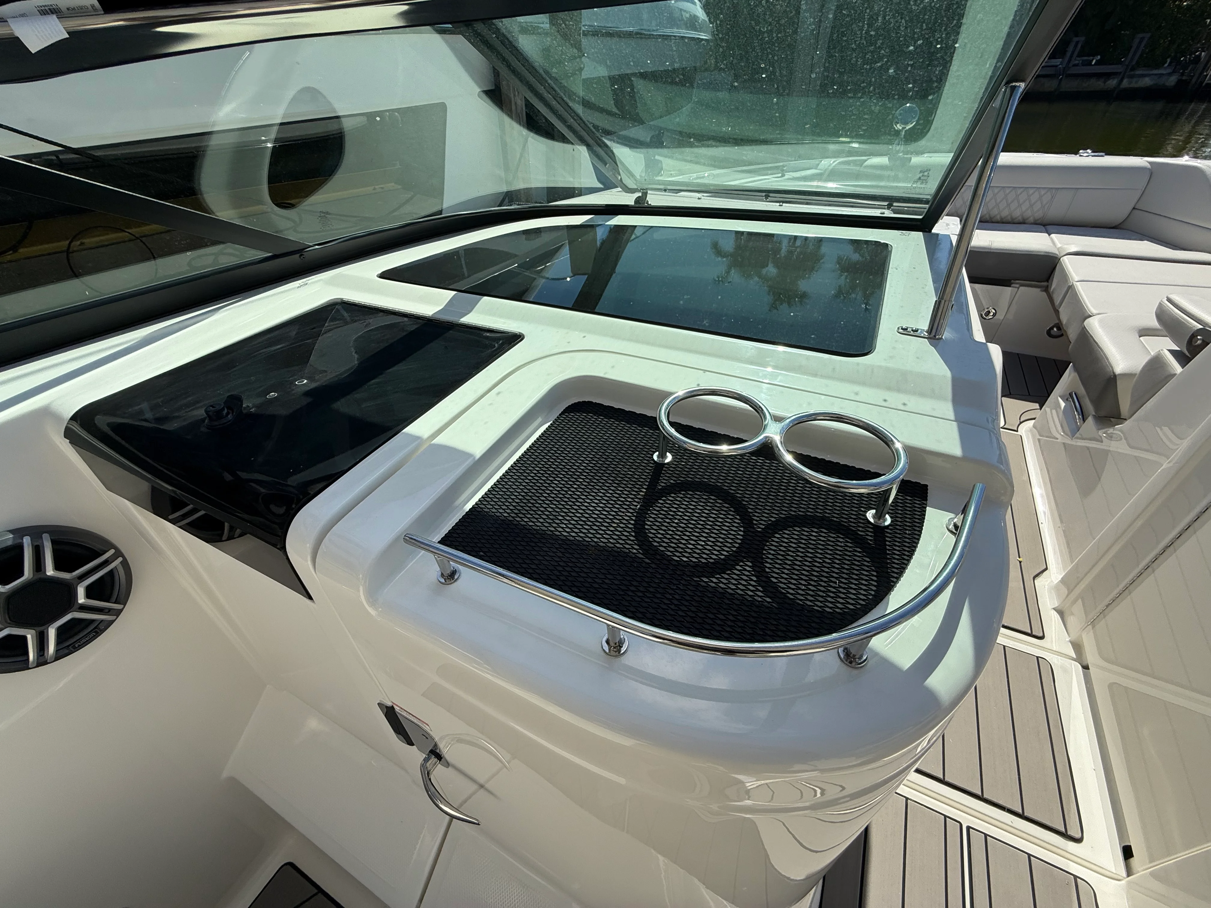 2026 Sea Ray SLX 350 Outboard Image Thumbnail #15