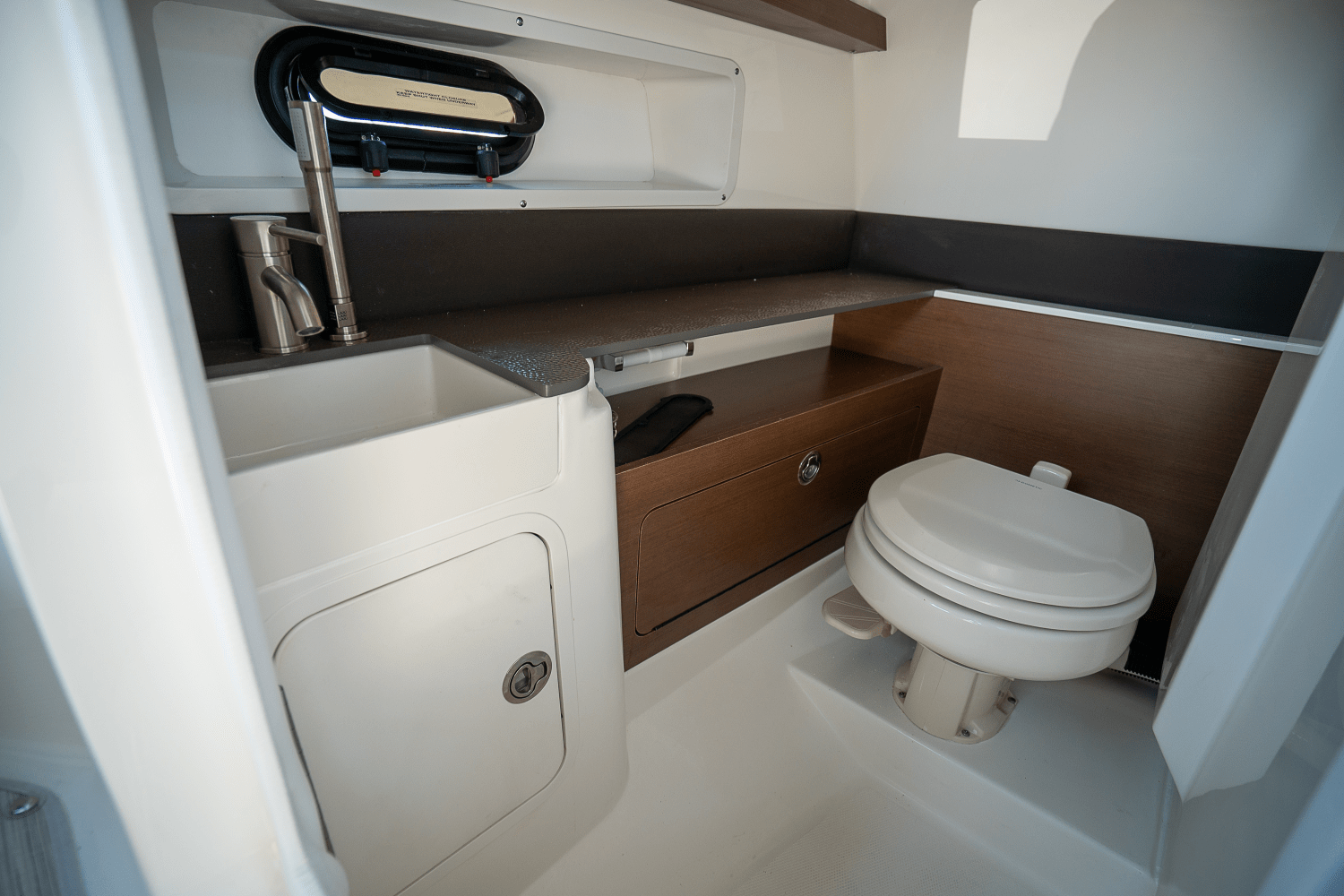 2026 Sea Ray SDX 290 Outboard Image Thumbnail #17