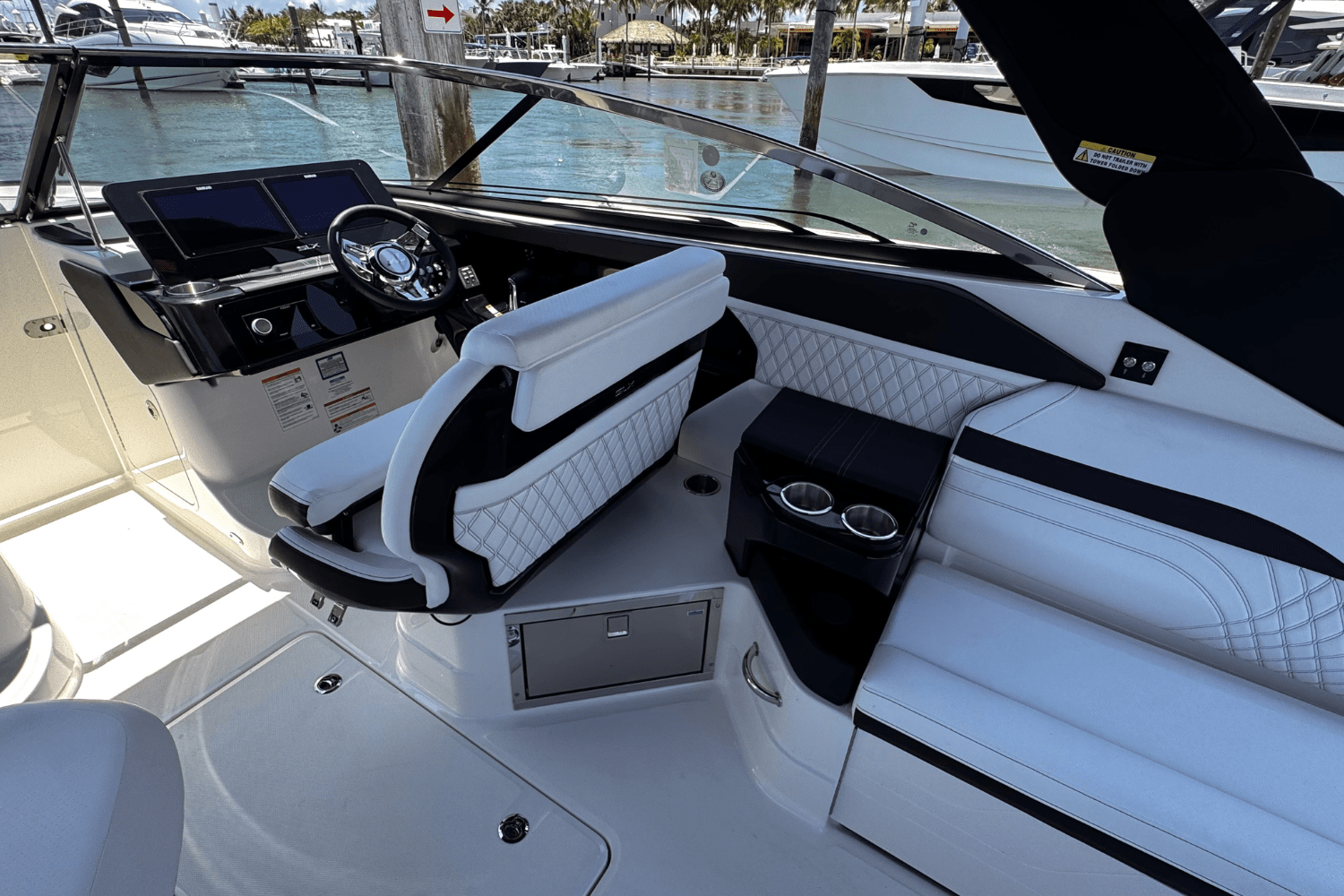 2025 Sea Ray SLX 280 Image Thumbnail #12