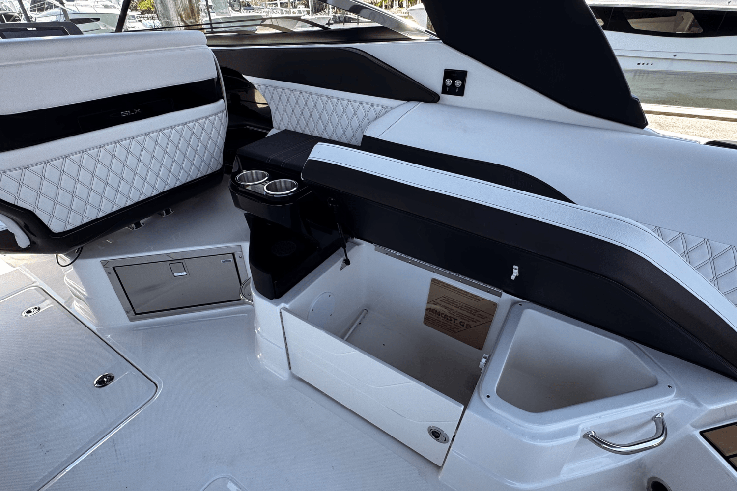 2025 Sea Ray SLX 280 Image Thumbnail #13