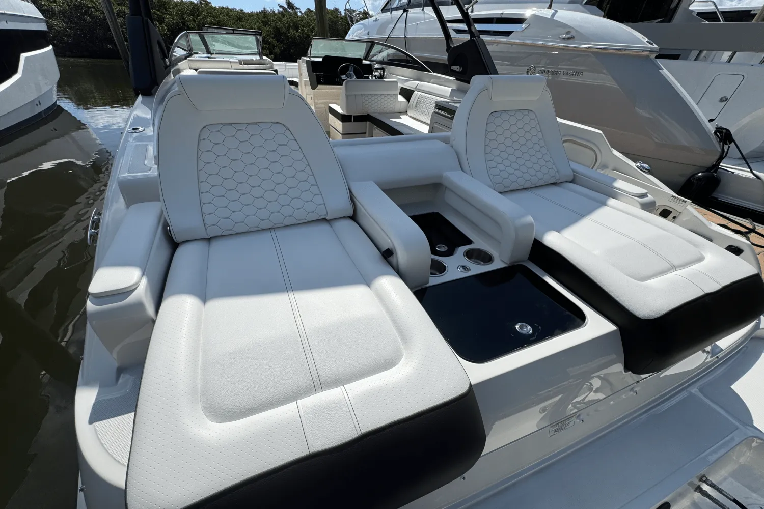 2025 Sea Ray SDX 290 Outboard Image Thumbnail #7