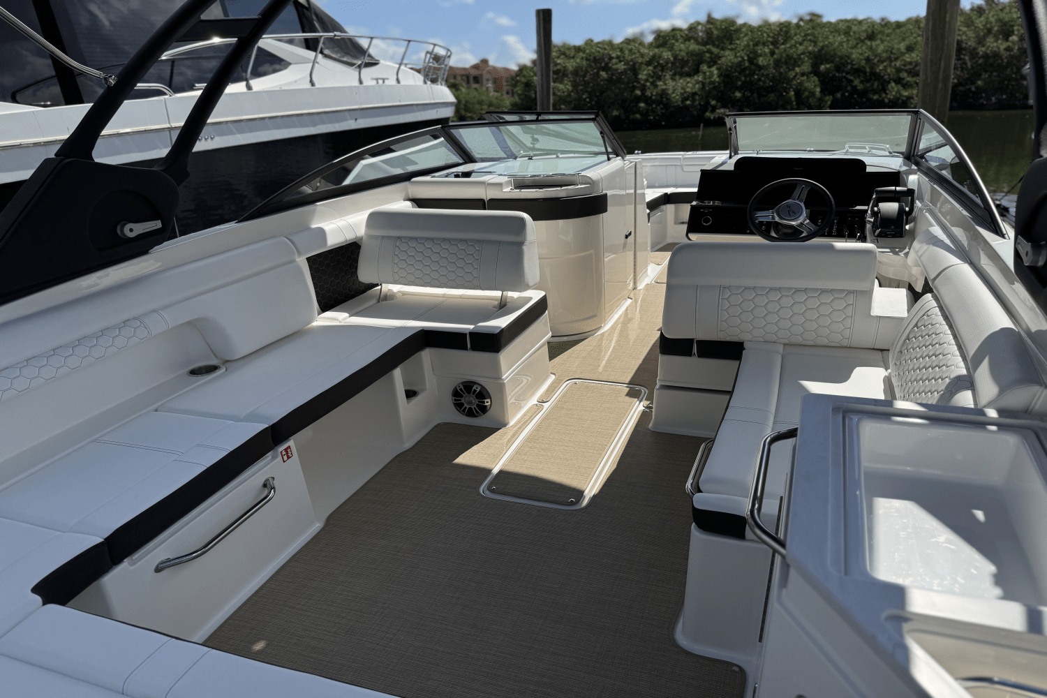 2025 Sea Ray SDX 290 Outboard Image Thumbnail #4