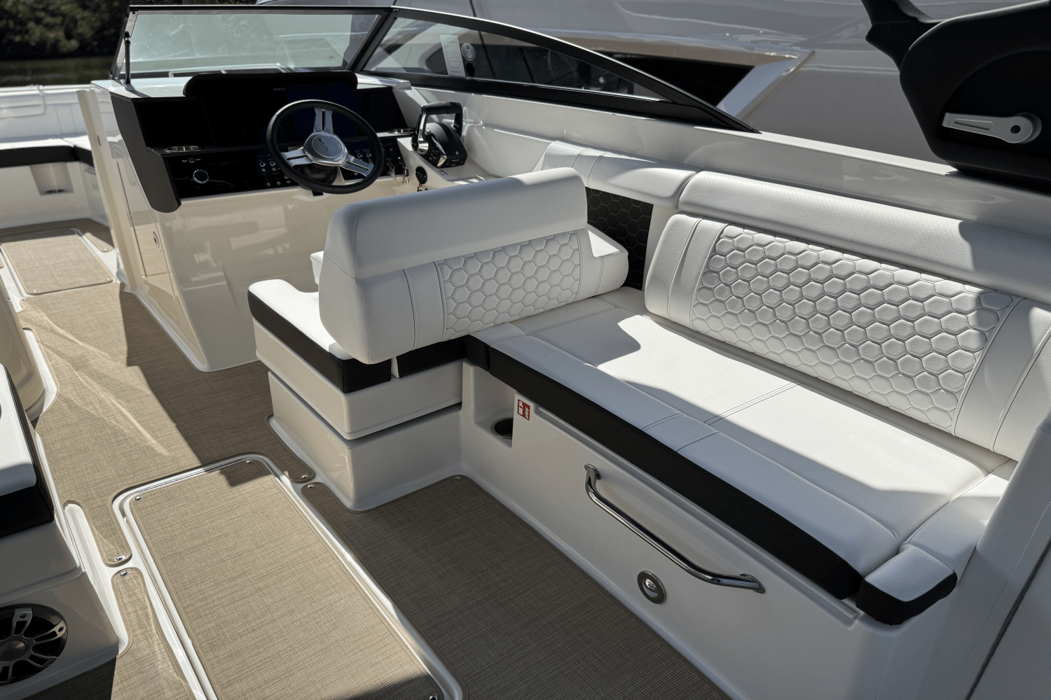 2025 Sea Ray SDX 290 Outboard Image Thumbnail #5