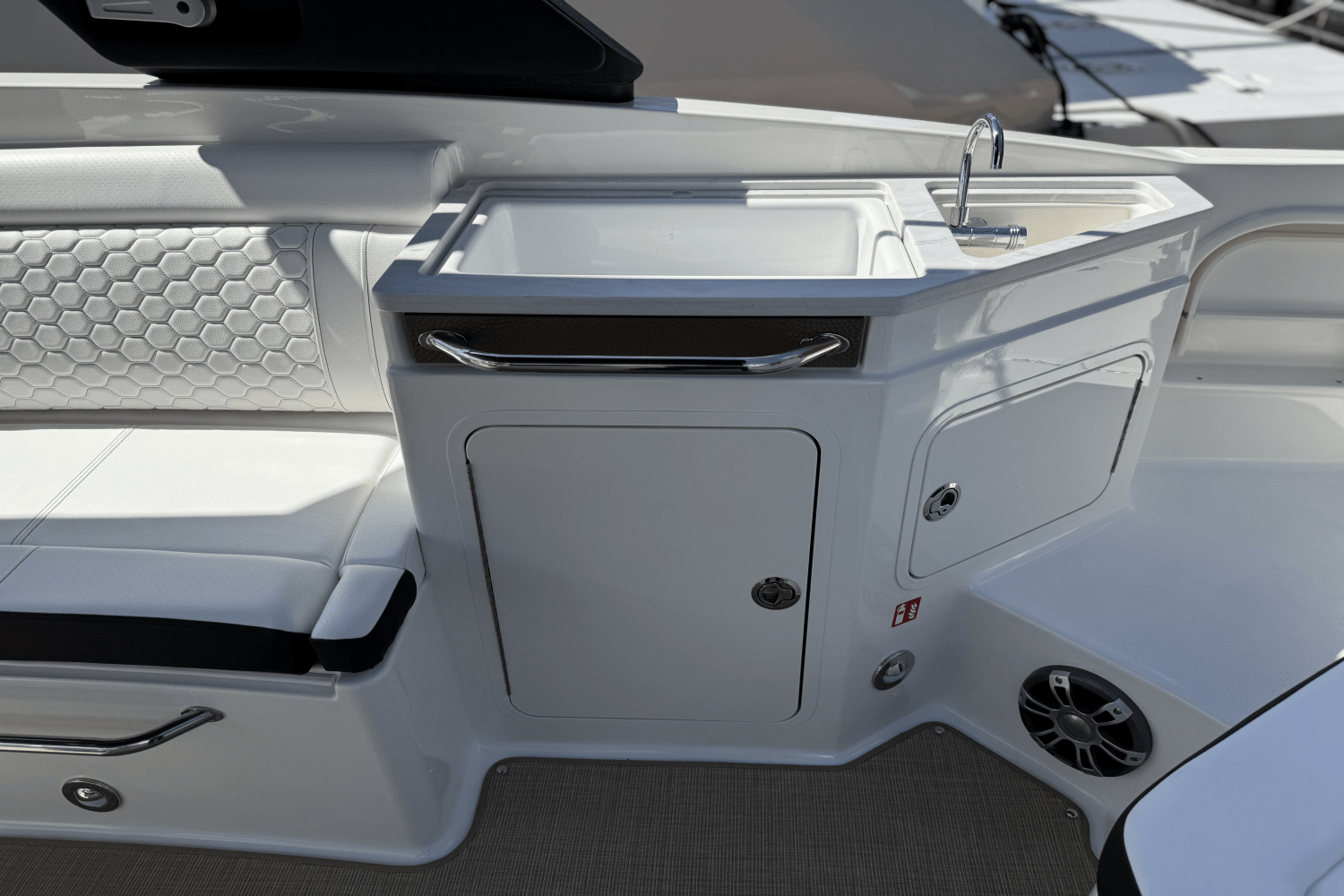 2025 Sea Ray SDX 290 Outboard Image Thumbnail #6