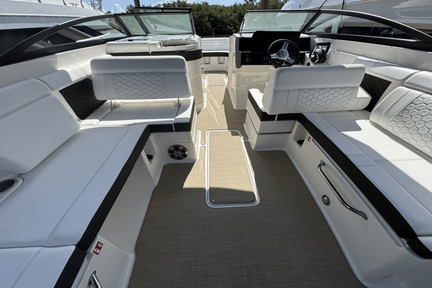 2025 Sea Ray SDX 290 Outboard Image Thumbnail #7