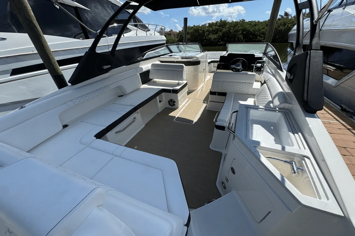 2025 Sea Ray SDX 290 Outboard Image Thumbnail #8