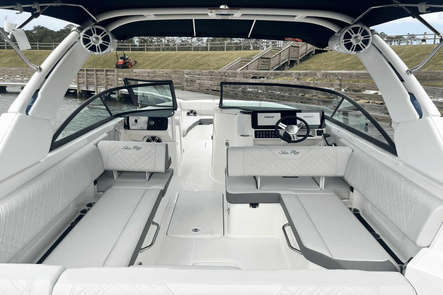 2025 Sea Ray SDX 270 Outboard Image Thumbnail #9