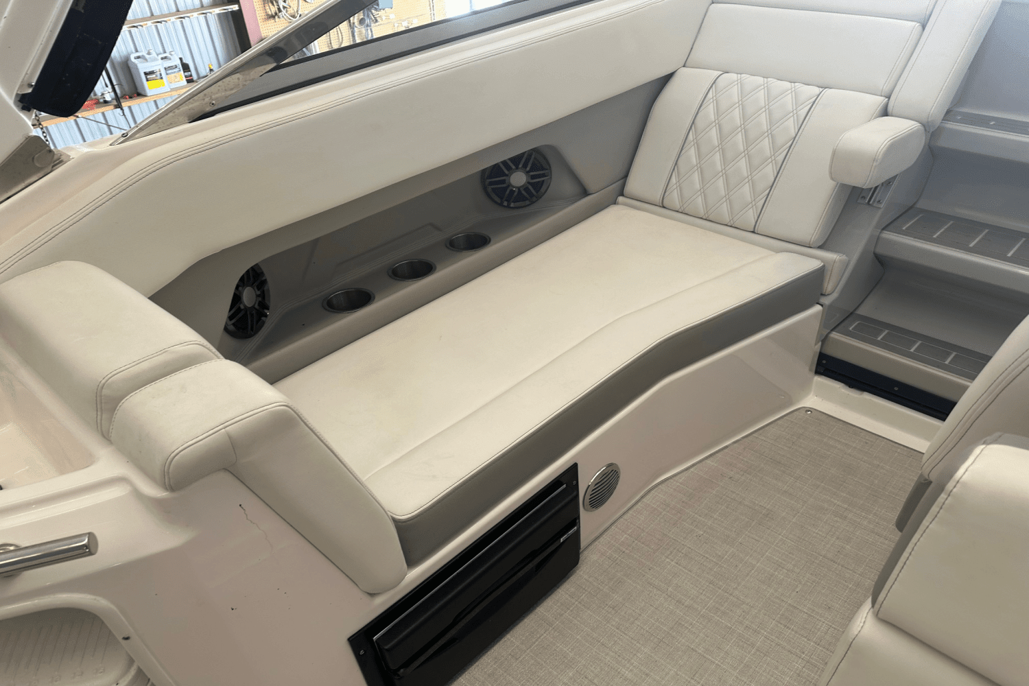 2023 Regal 28 EXPRESS CRUISER Image Thumbnail #6