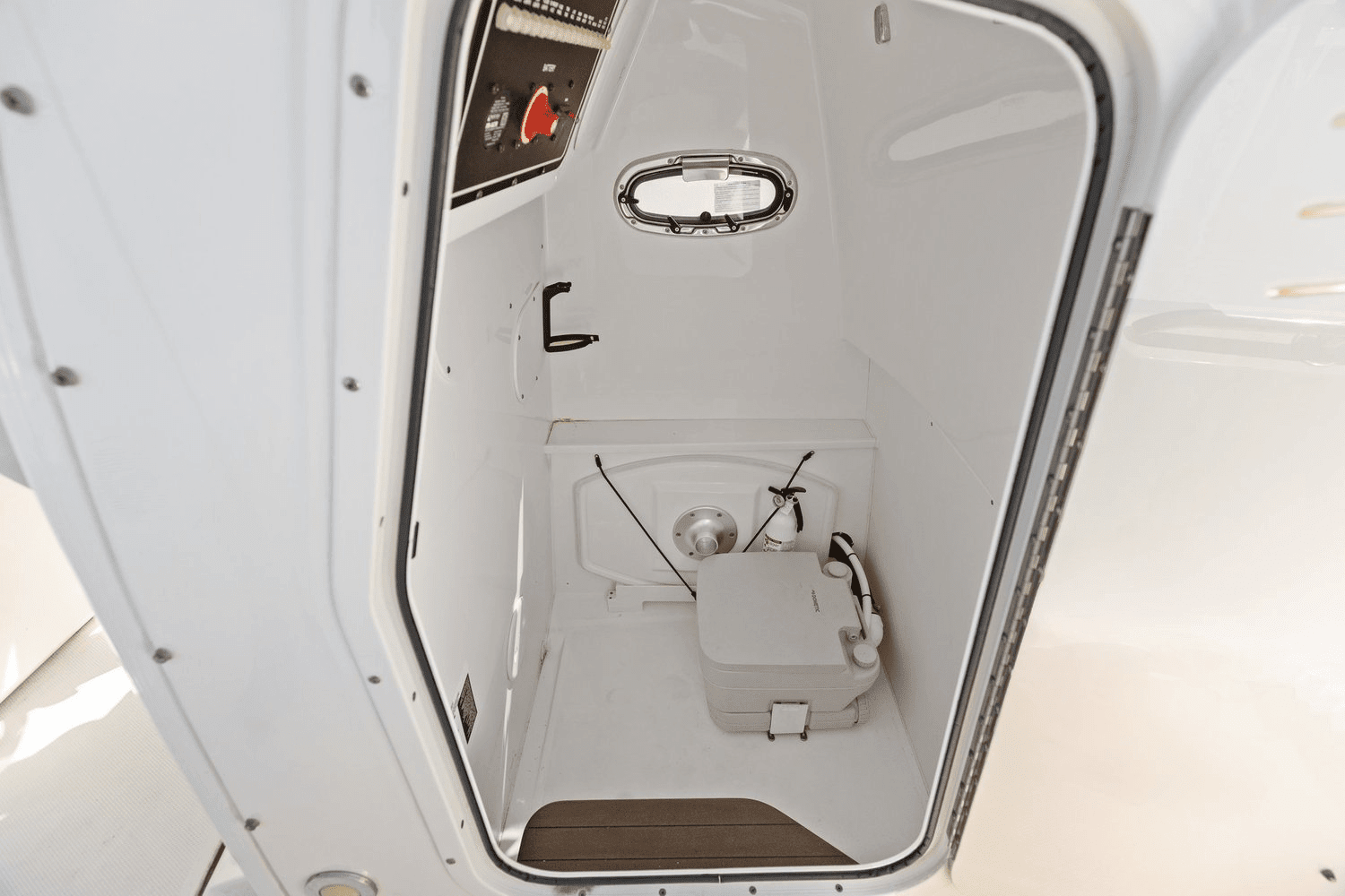 2020 Boston Whaler 270 DAUNTLESS Image Thumbnail #44