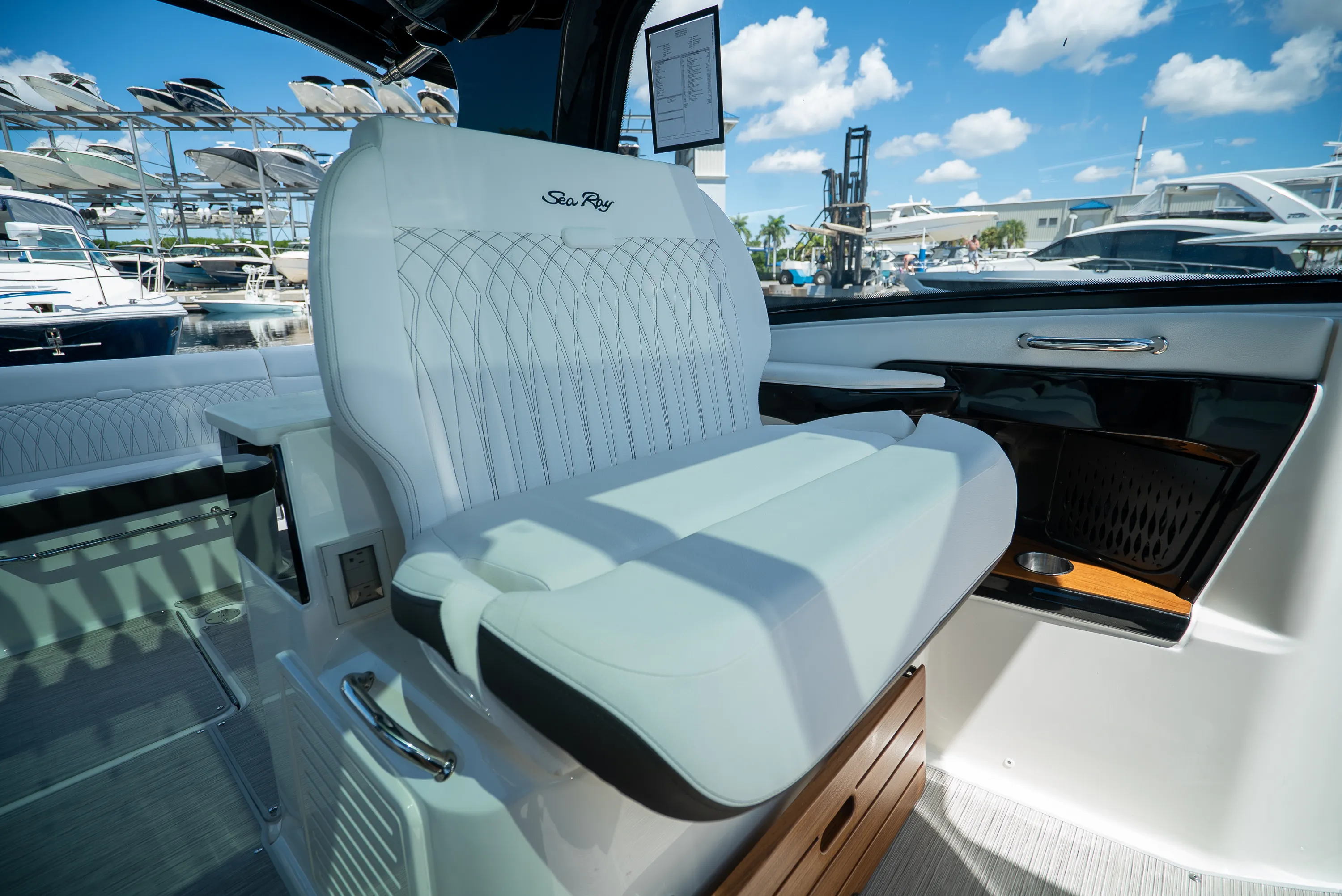 2026 Sea Ray Sundancer 370 Outboard Image Thumbnail #12