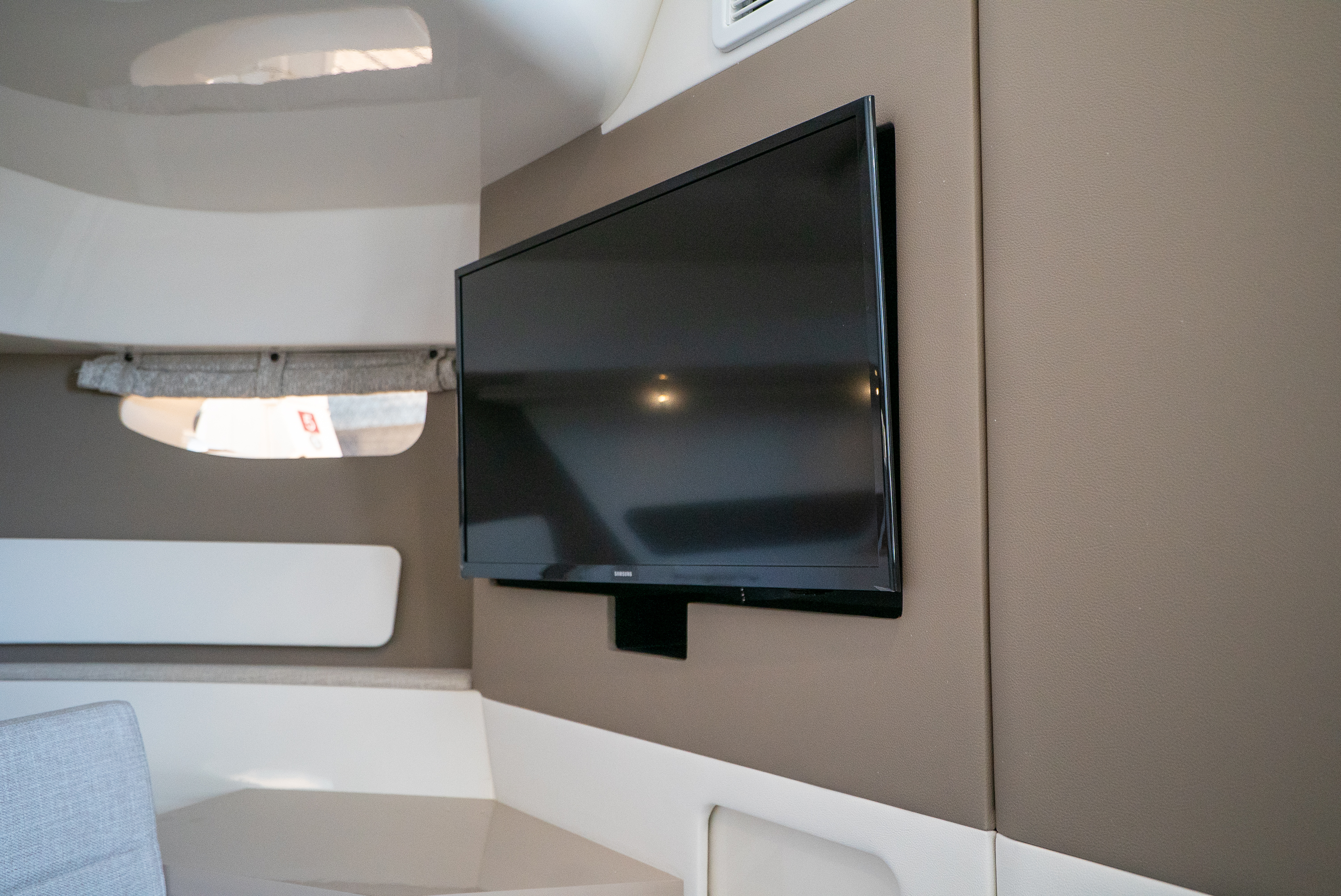 2026 Sea Ray Sundancer 370 Outboard Image Thumbnail #16