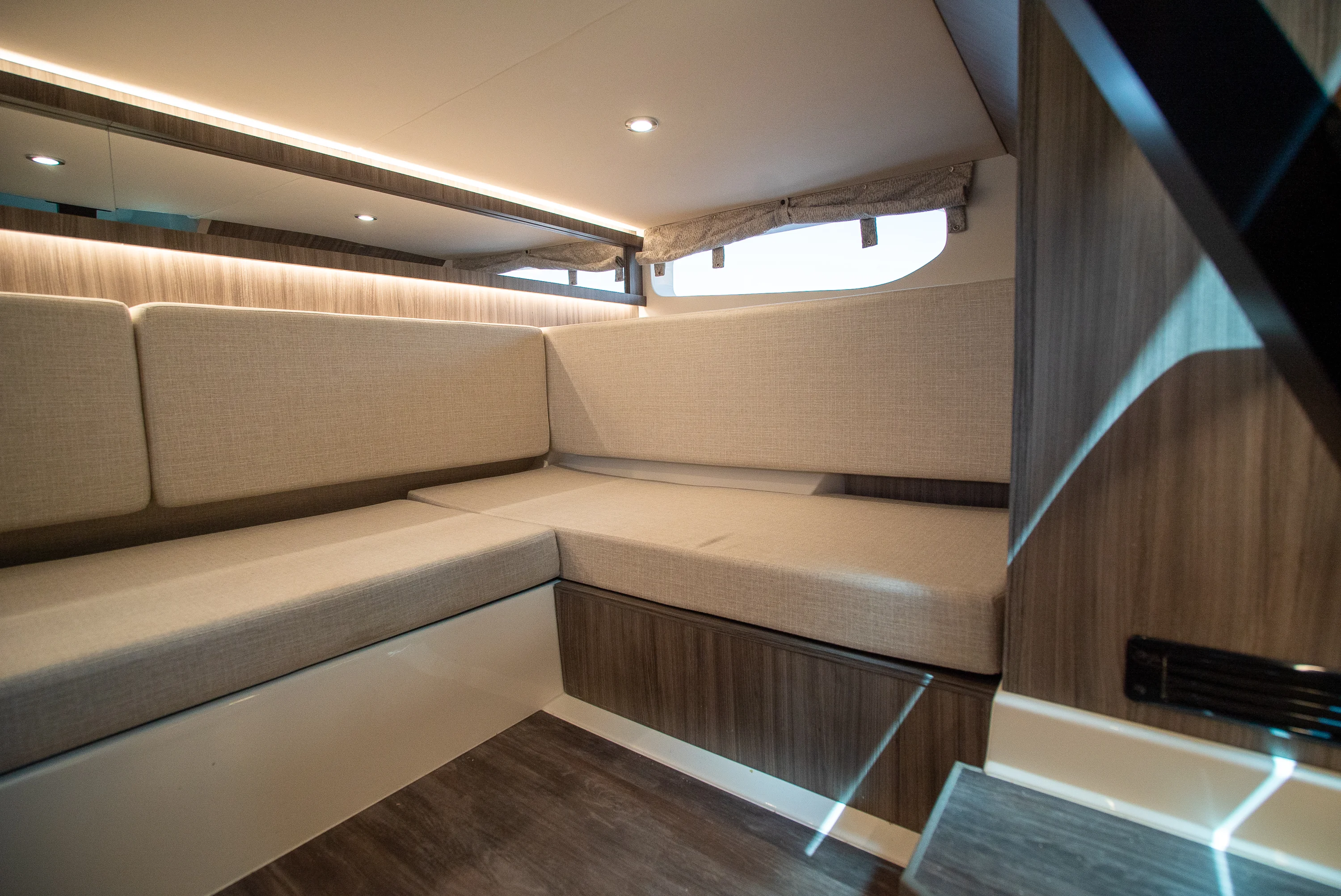 2026 Sea Ray Sundancer 370 Outboard Image Thumbnail #20