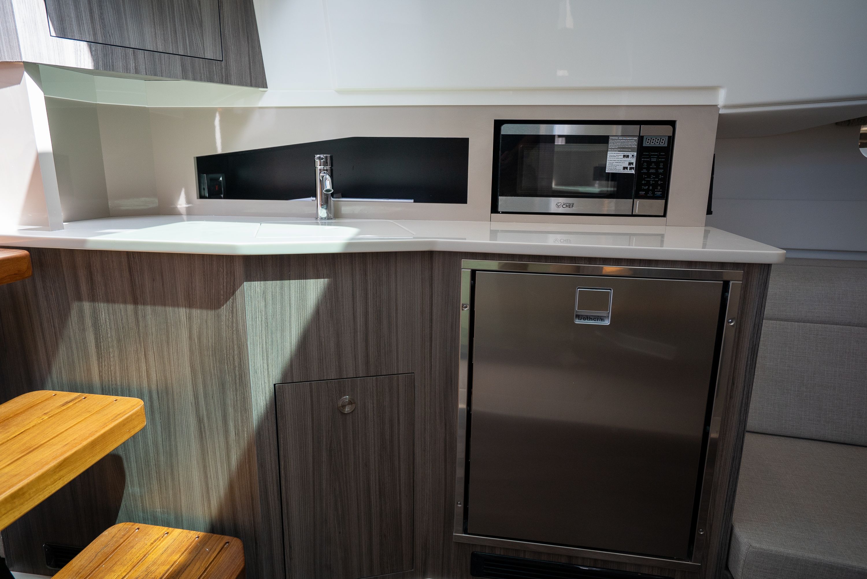 2026 Sea Ray Sundancer 370 Outboard Image Thumbnail #18