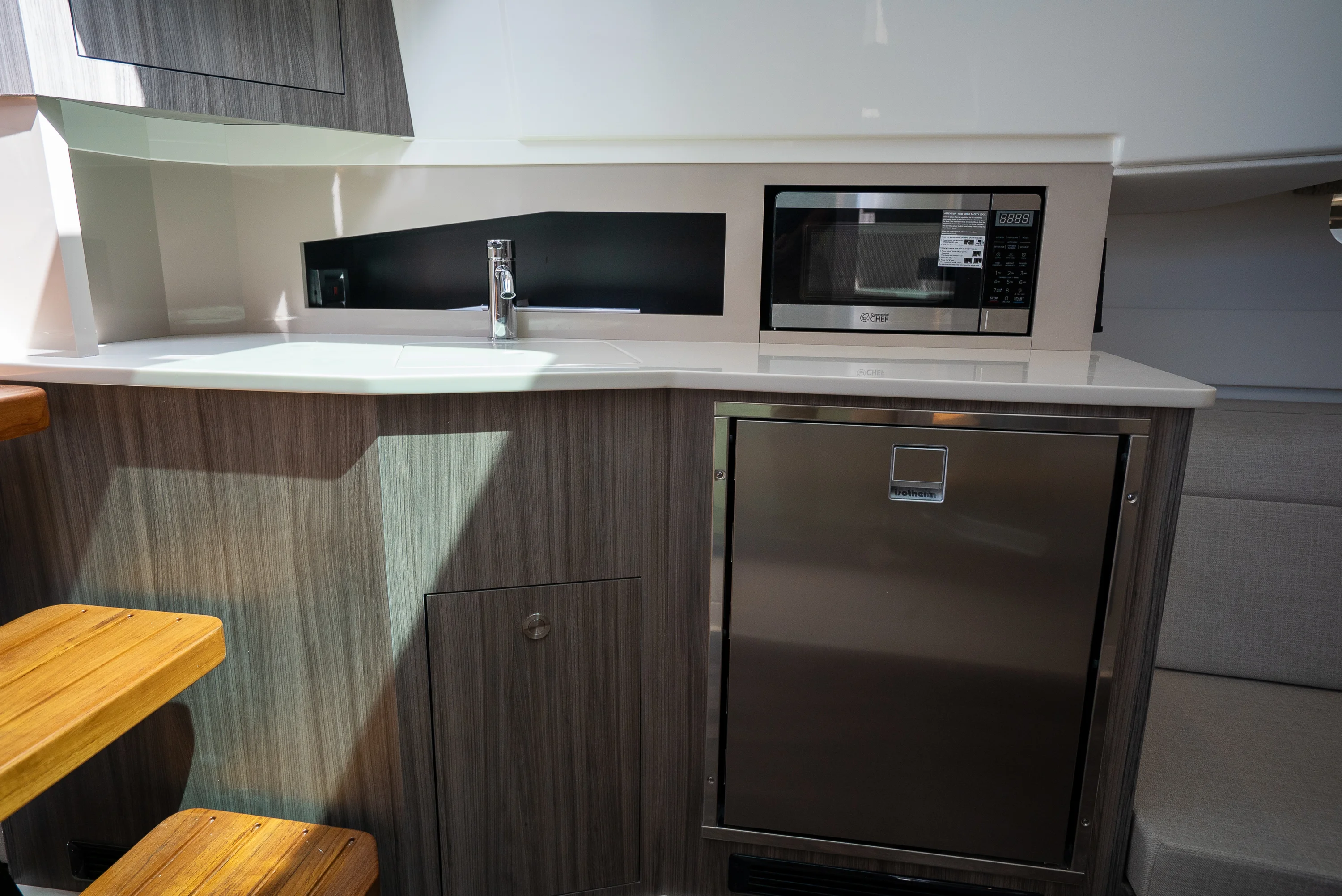 2026 Sea Ray Sundancer 370 Outboard Image Thumbnail #18